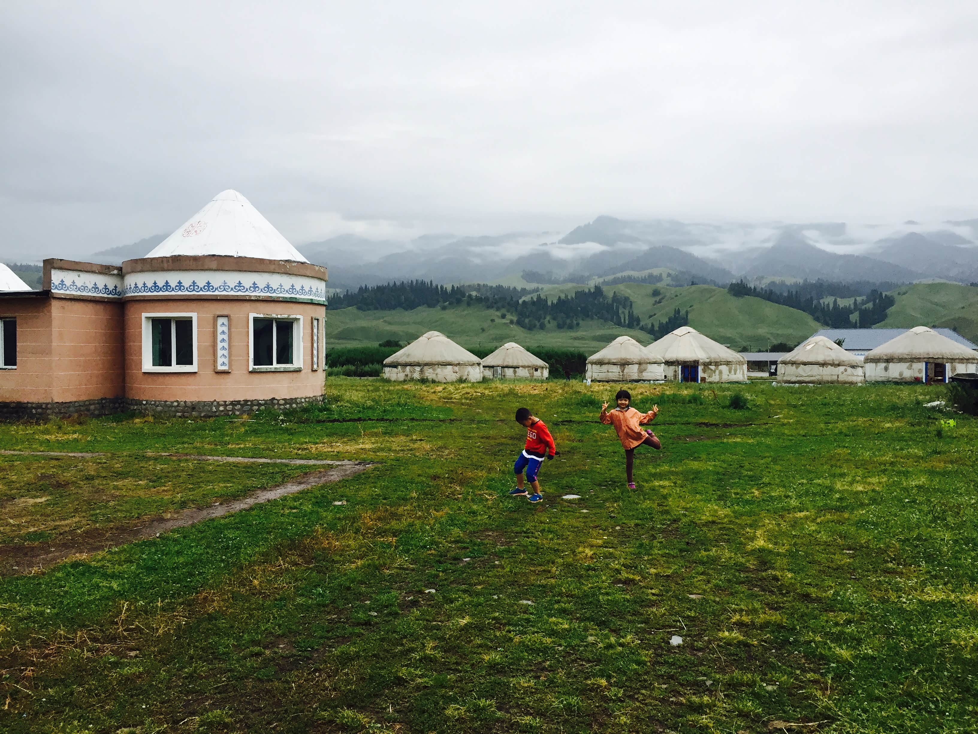 第一天的行程最终停留在新源县近拉那提草原的哈萨克第一村