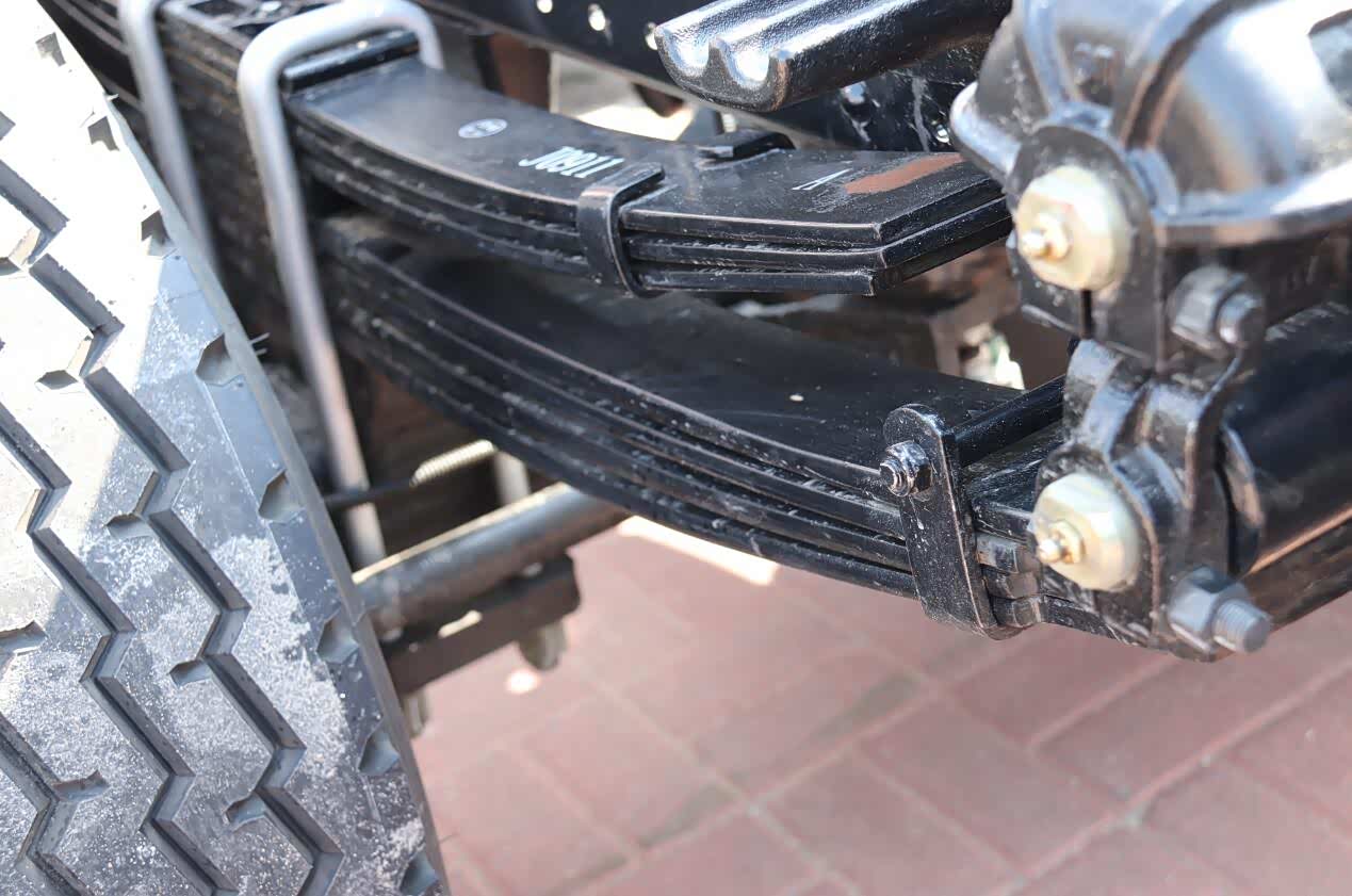 悬架为前3片、后7片钢板弹簧