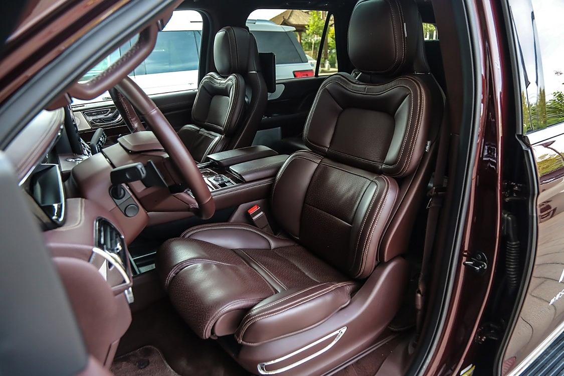 30 向全体感座椅。相信第一次坐上去的人很难完全利用其 30 个可调项目