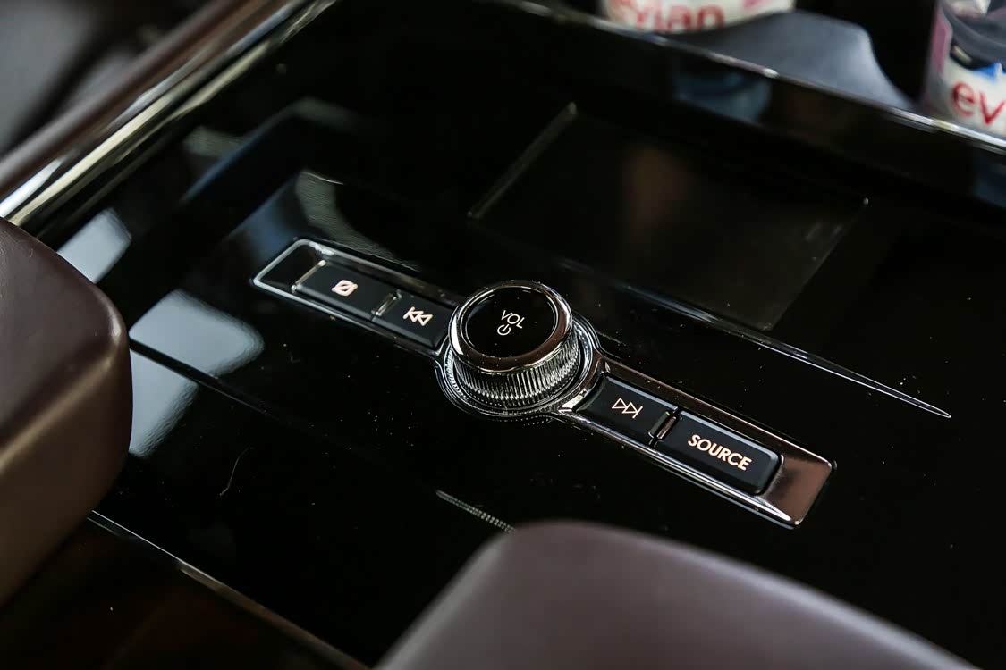 第二排多媒体控制旋钮