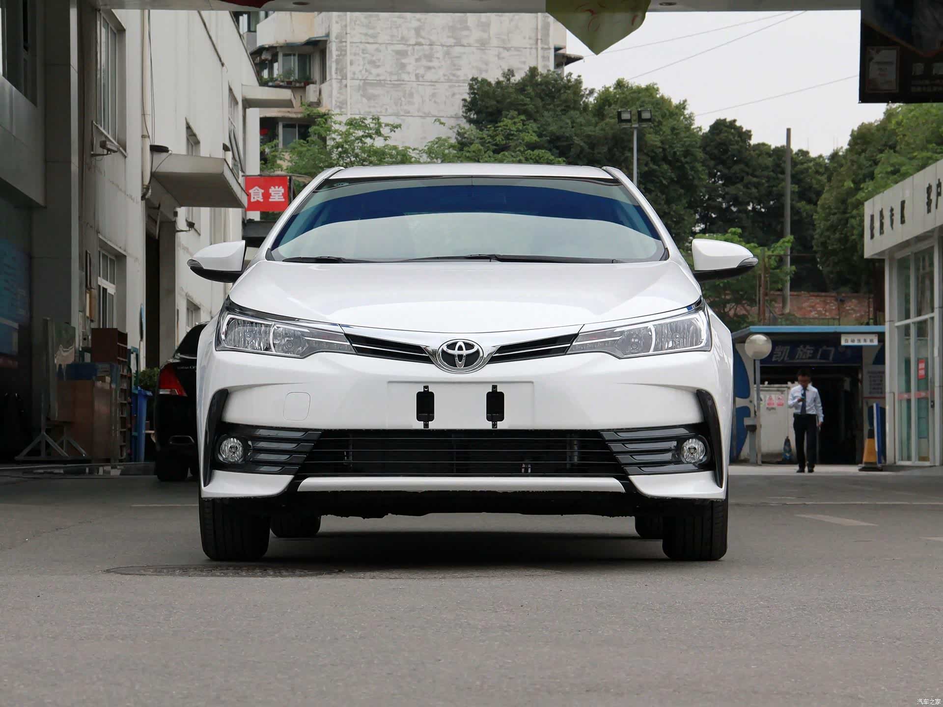 新款卡罗拉1.2T采用依旧保持卤素光源配合LED光源，很是犀利