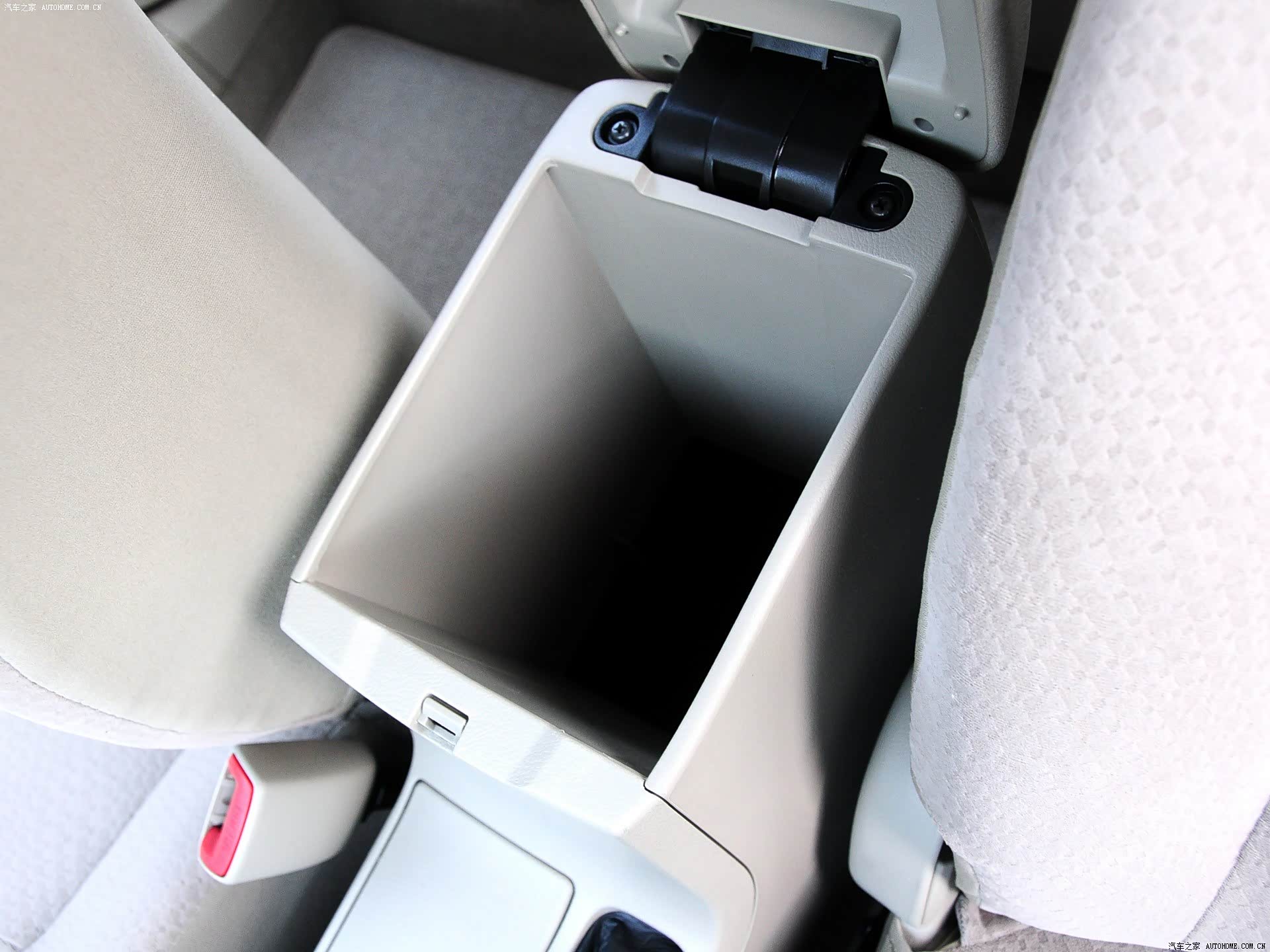 车主说老款的手套箱还是蛮大的，新款的不太大，一会上图/引自汽车之家图库