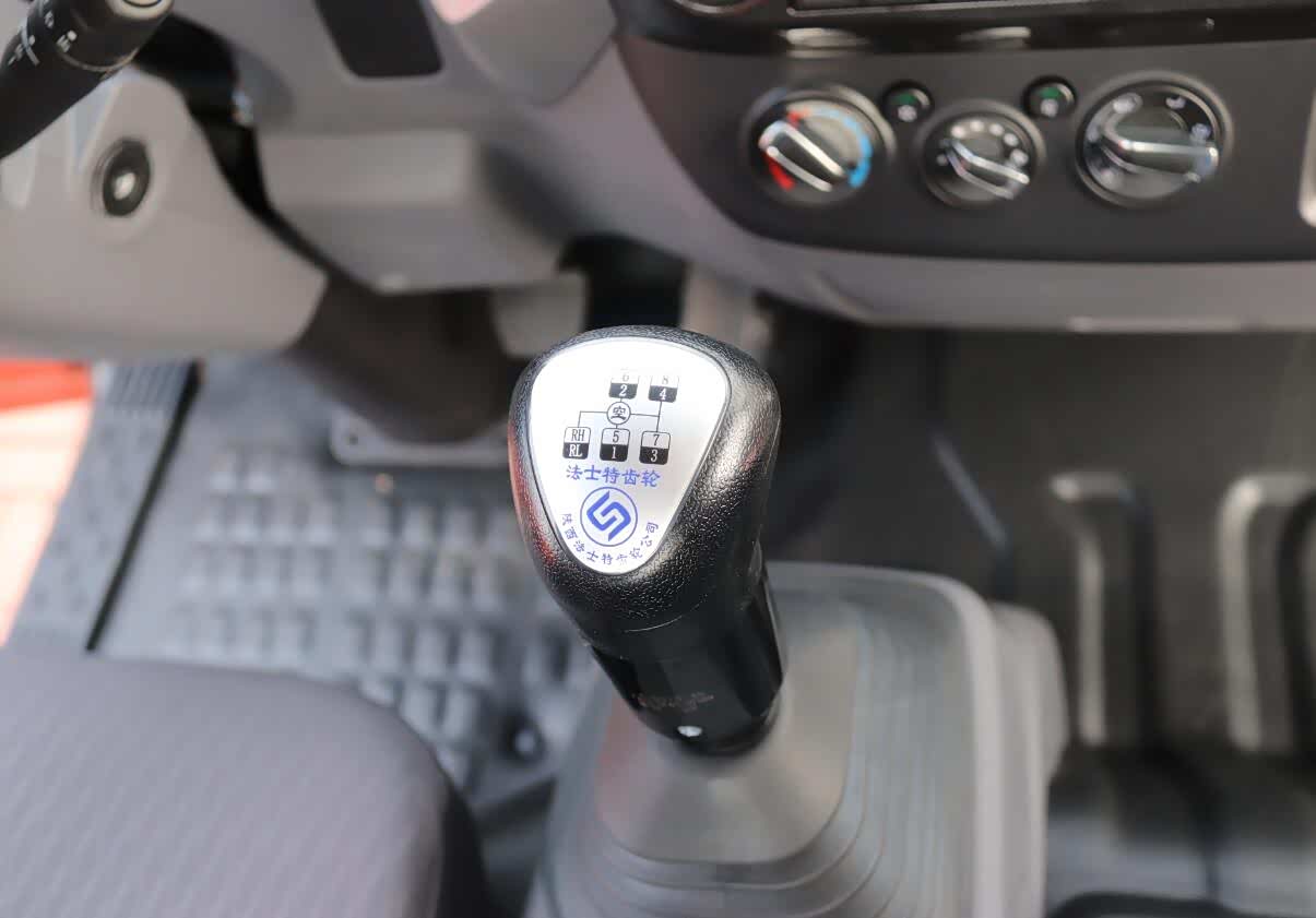 搭载朝柴3.9L柴油机，8挡法士特变速器
