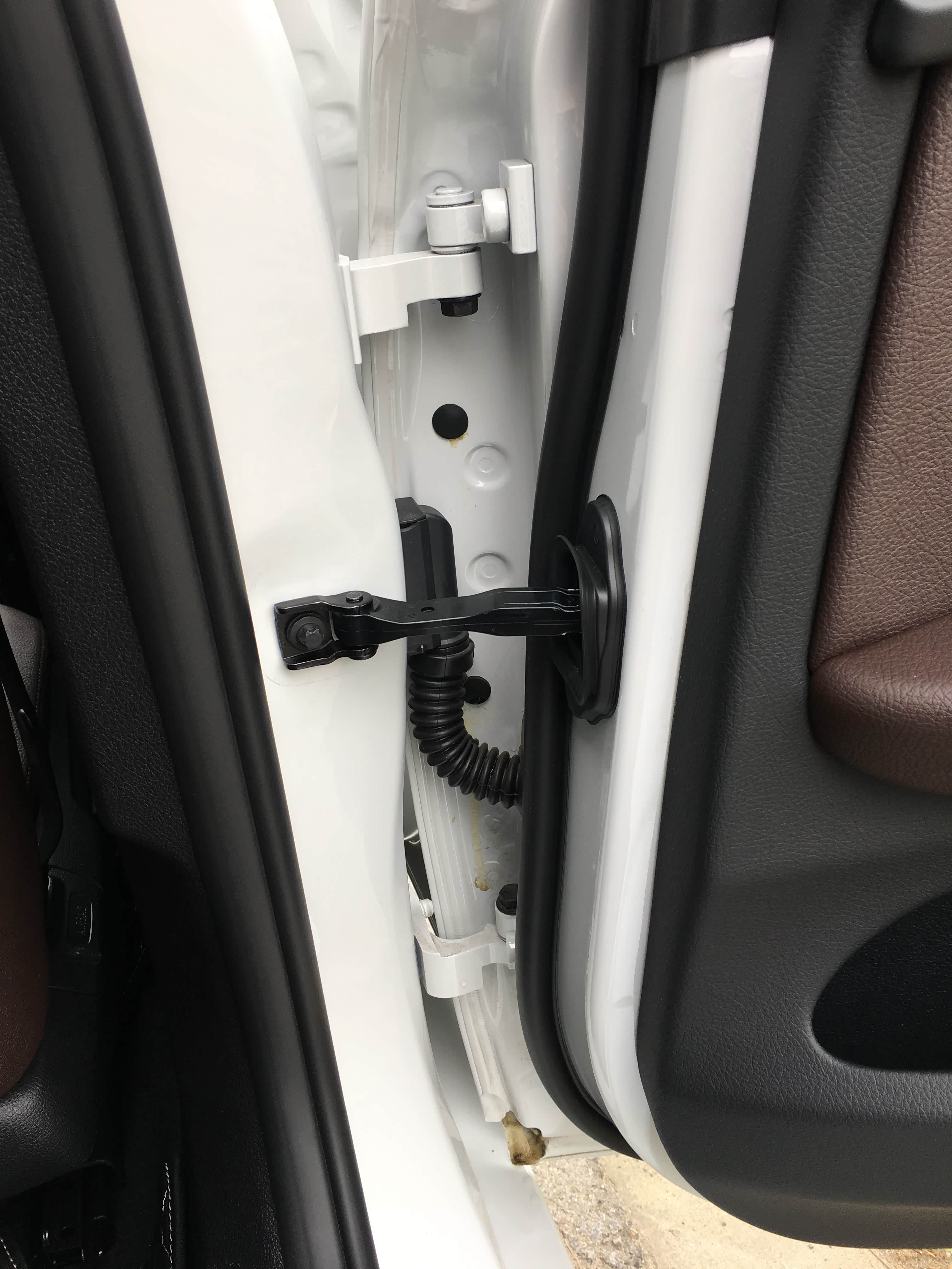 后门铰链 感觉不算厚实