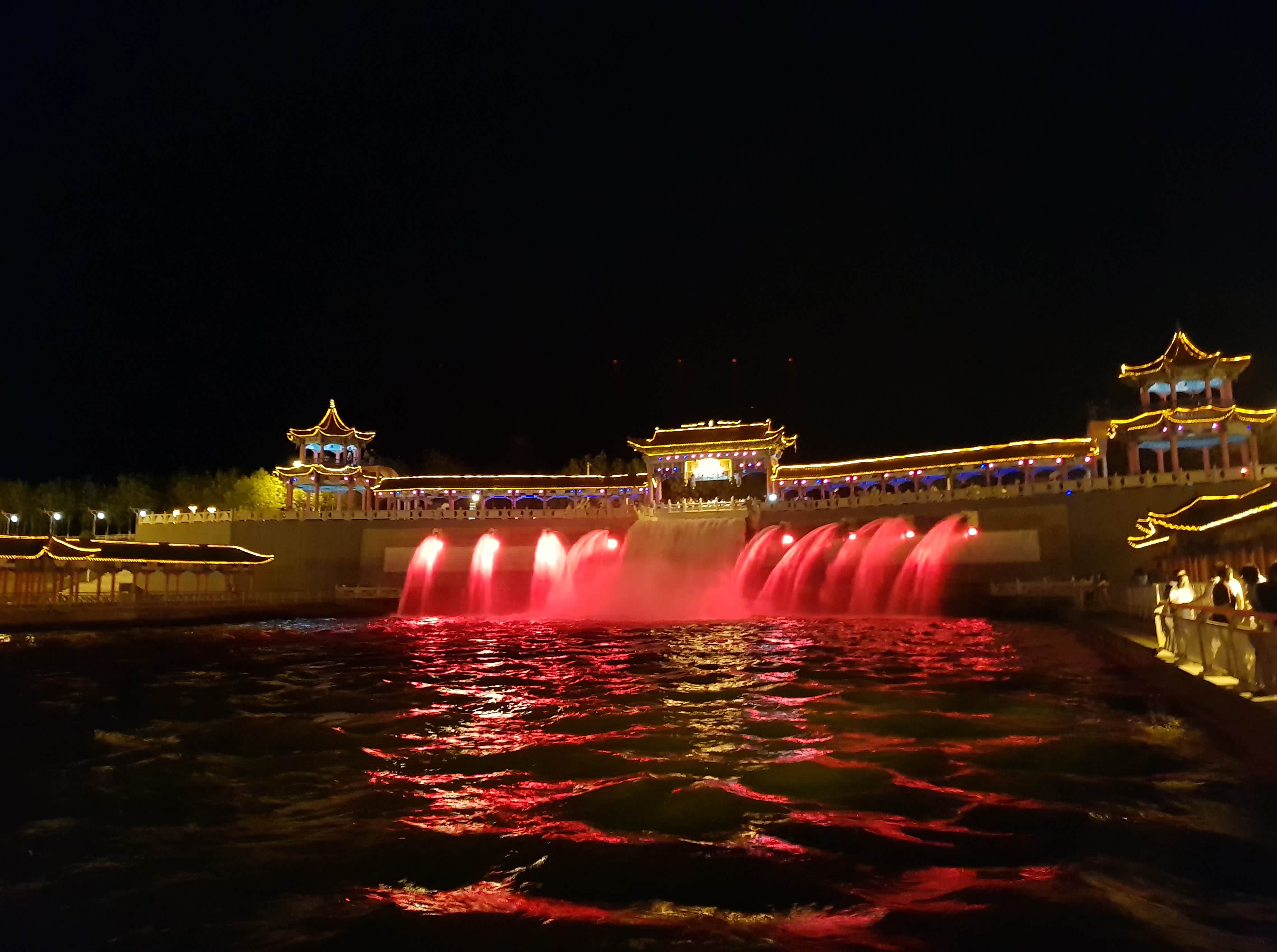 九龙潭，上游来的水源从九个龙头喷射出来