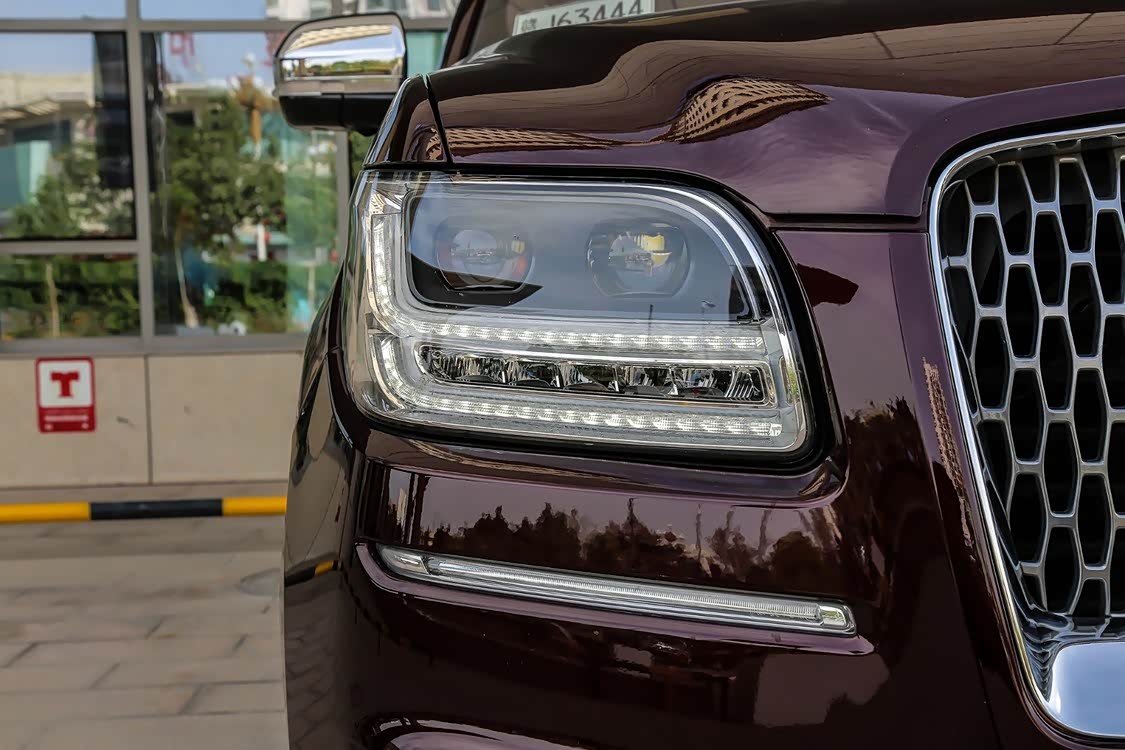 大灯较高的安装位置增大了这对 LED 大灯的照射范围