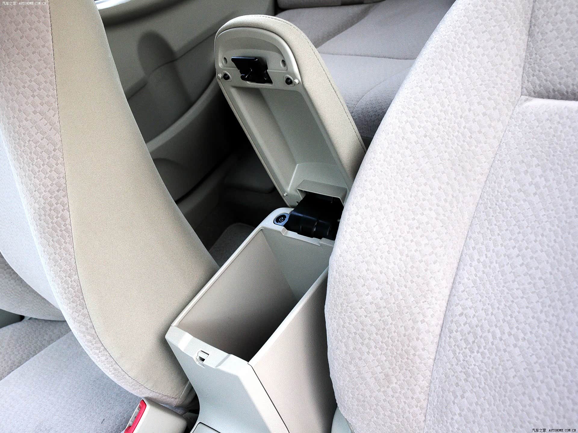 丰田系的织物座椅是所有紧凑级里边做的最舒服的座椅，没有之一/引自汽车之家图库