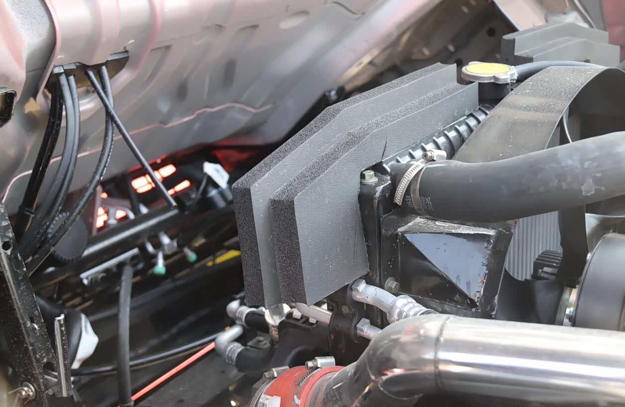 驾驶室翻转机构改进后特别轻便；对水箱进气部分做了优化，具有更好的散热效果