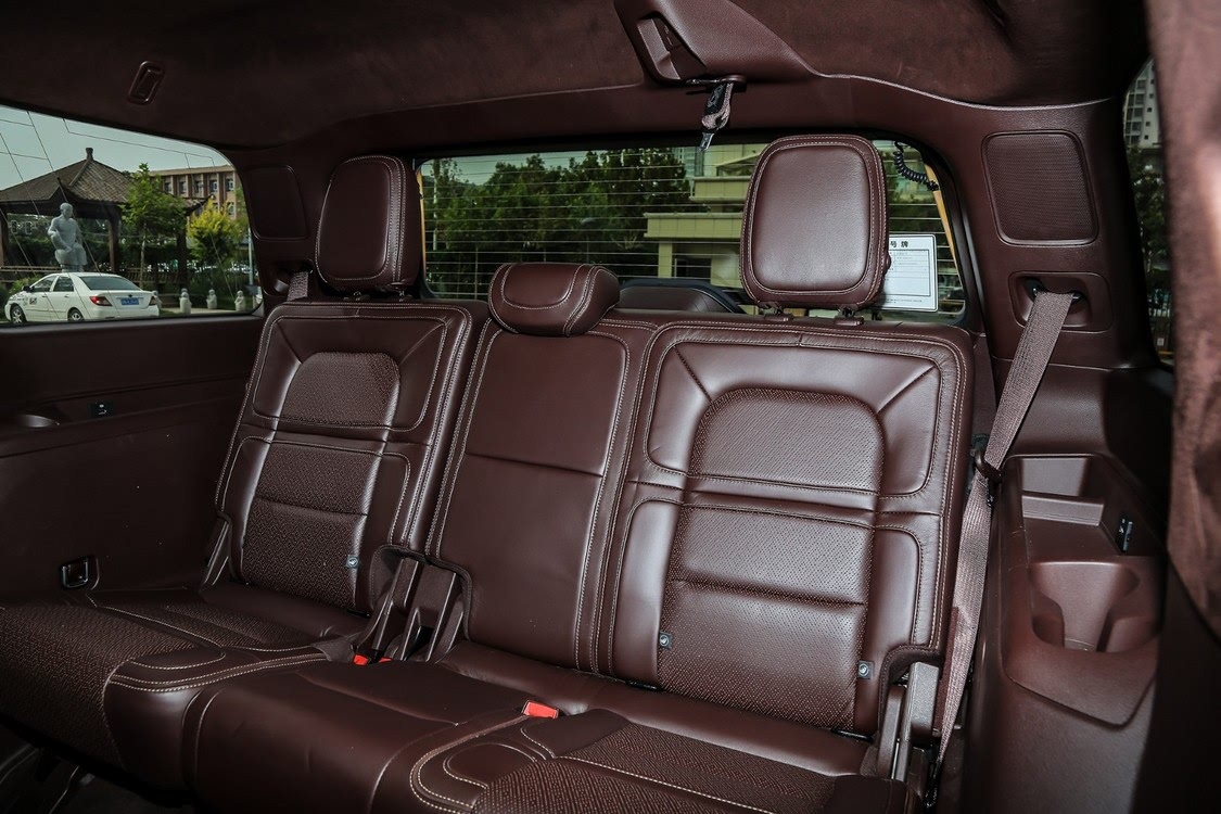 第三排座椅可以容纳 3 位乘客