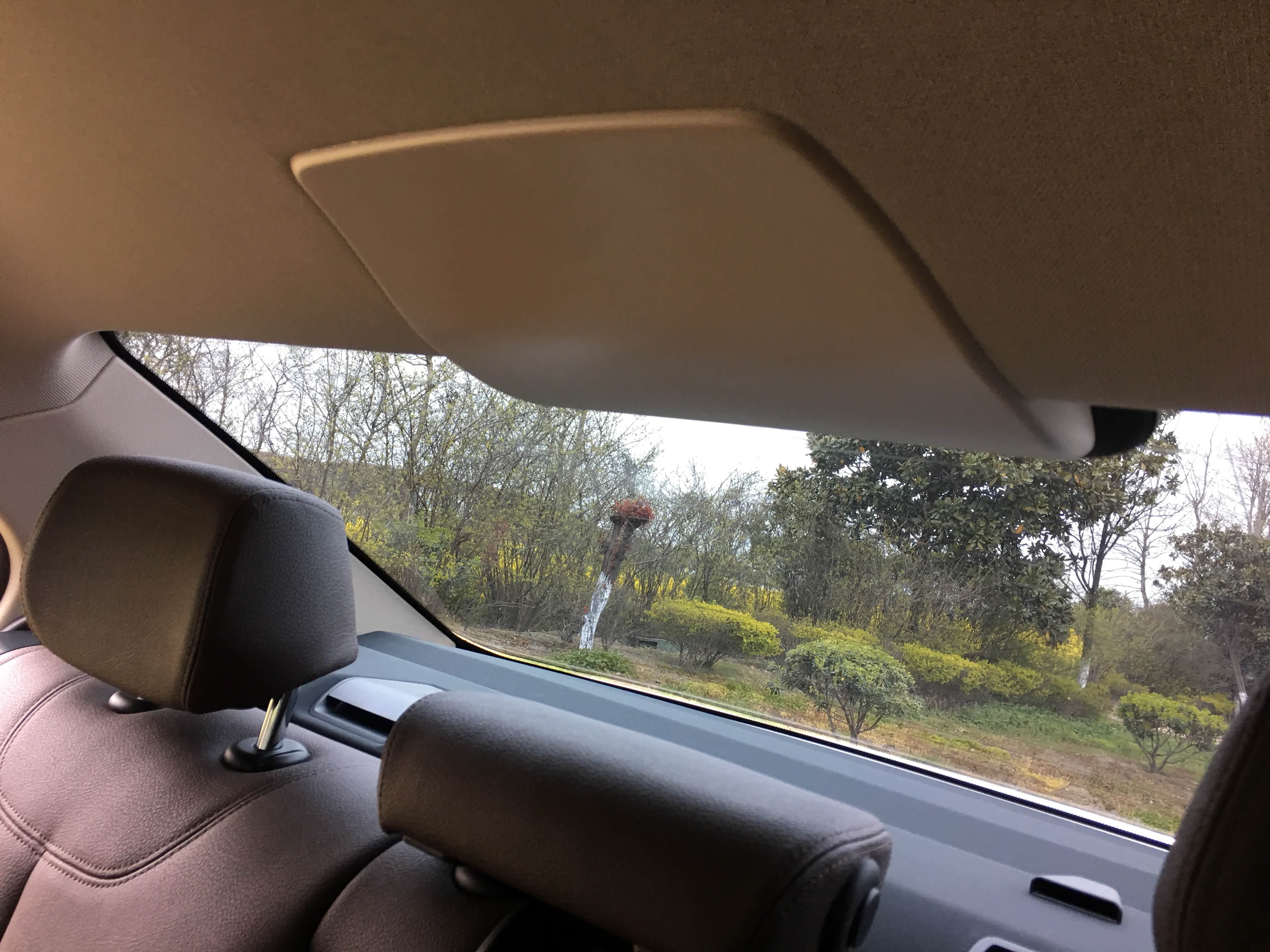 后排中间头枕建议放到最低