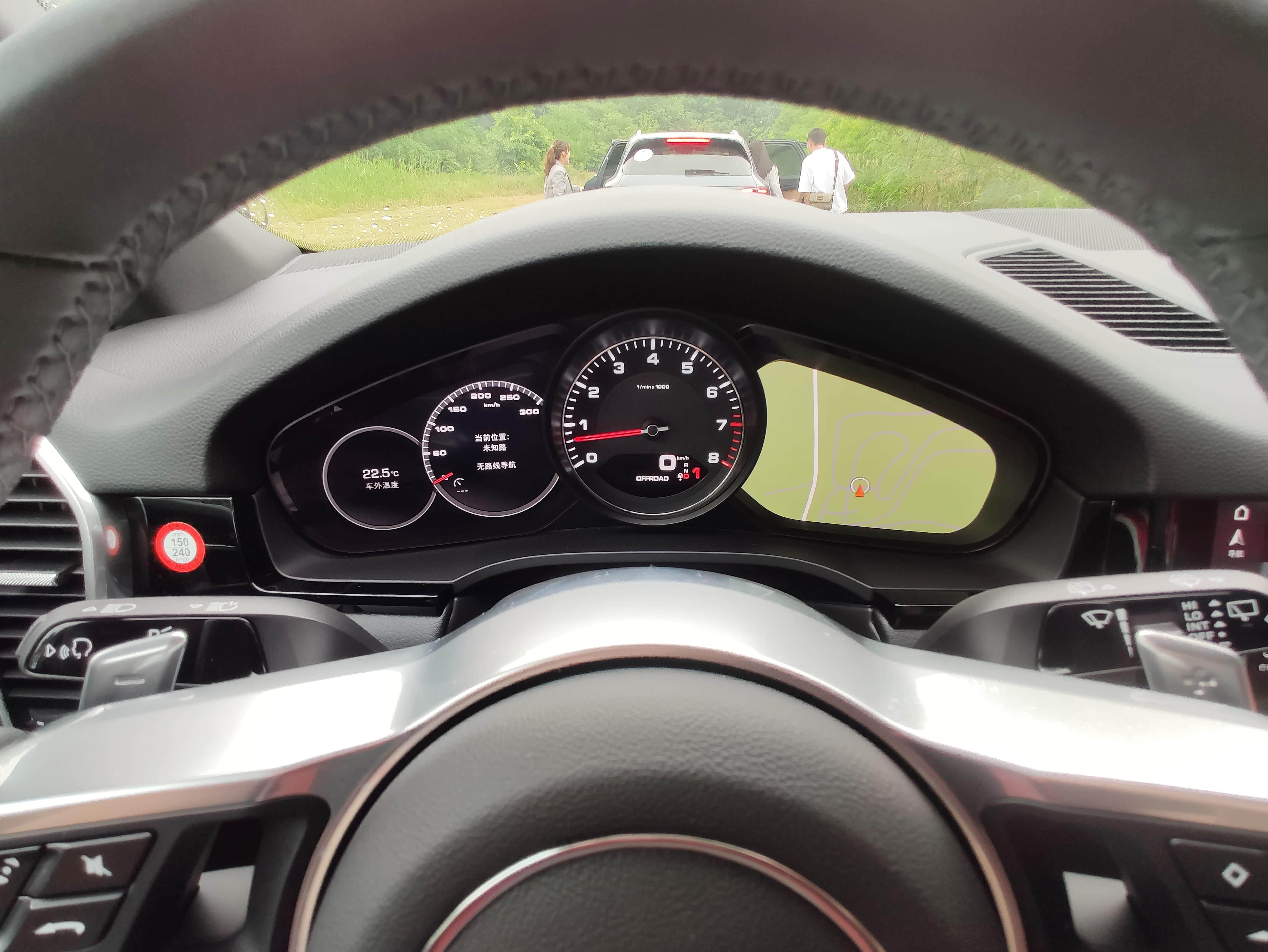 除了中间转数表为传统指针仪表，其余两边均为液晶仪表，动态显示区域比上一代增加不少。