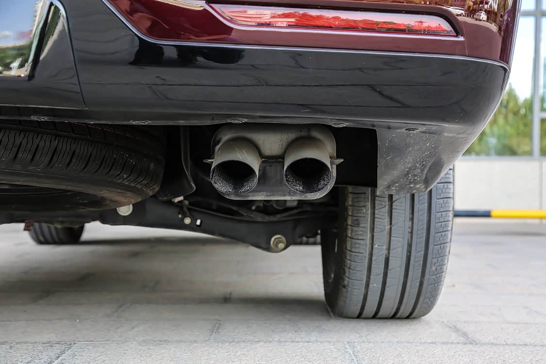 半隐藏式单边排气管