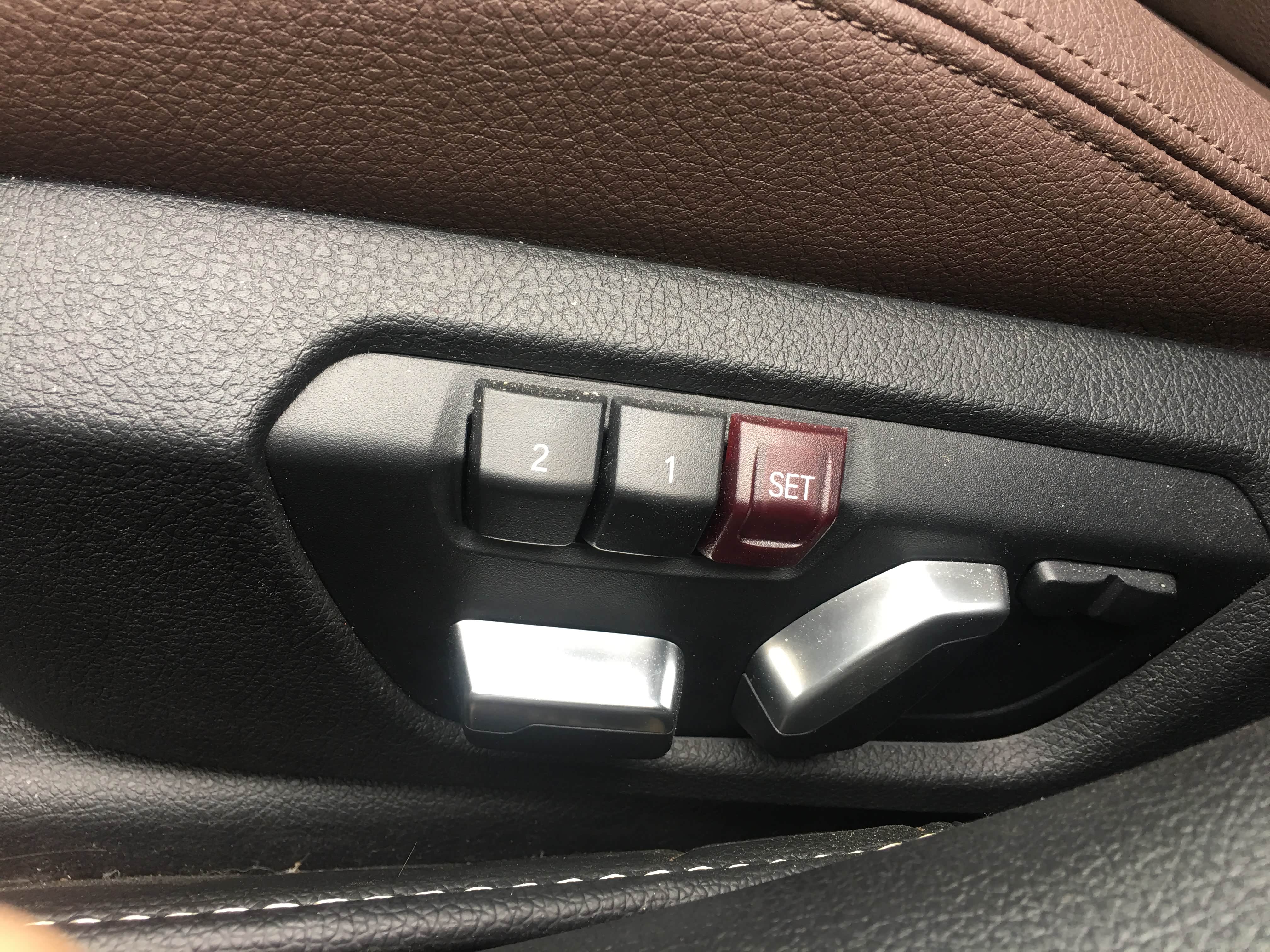 前排驾驶座两组记忆，没启动的时候只要按一下能调到预定位置，启动之后需要按住才行