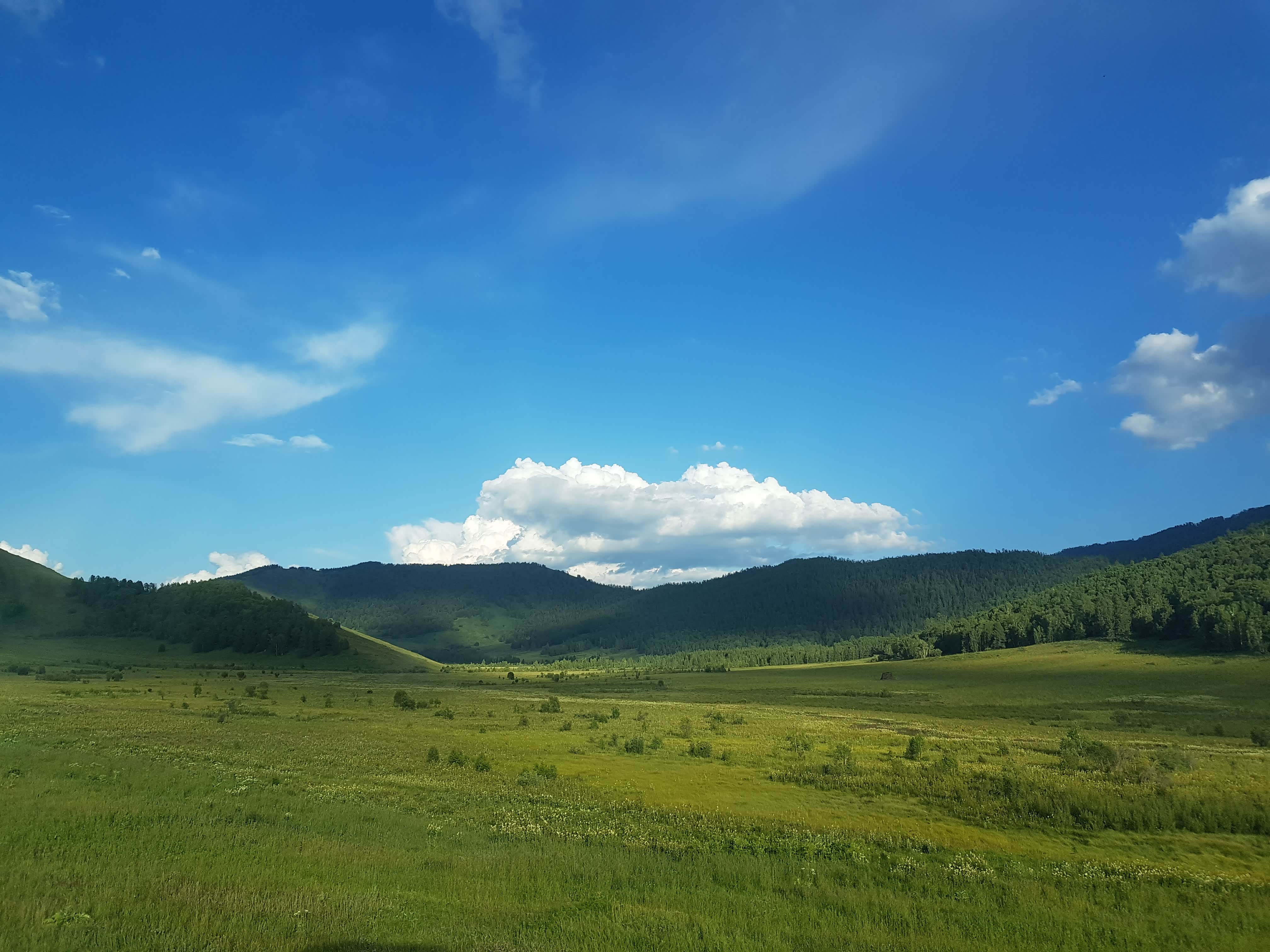 蓝天白云、绿色草地山丘很漂亮