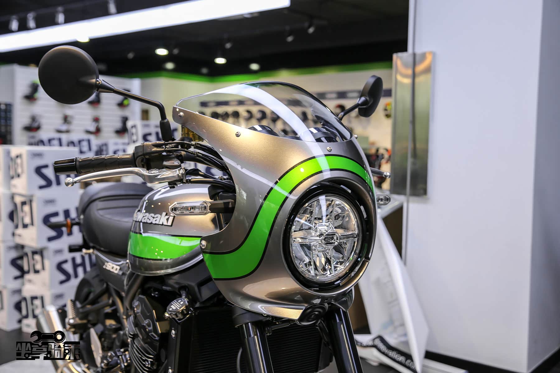 120mm直径原型头灯复古风味十足，内部光源为6组LED白光灯珠，复古与科技兼顾