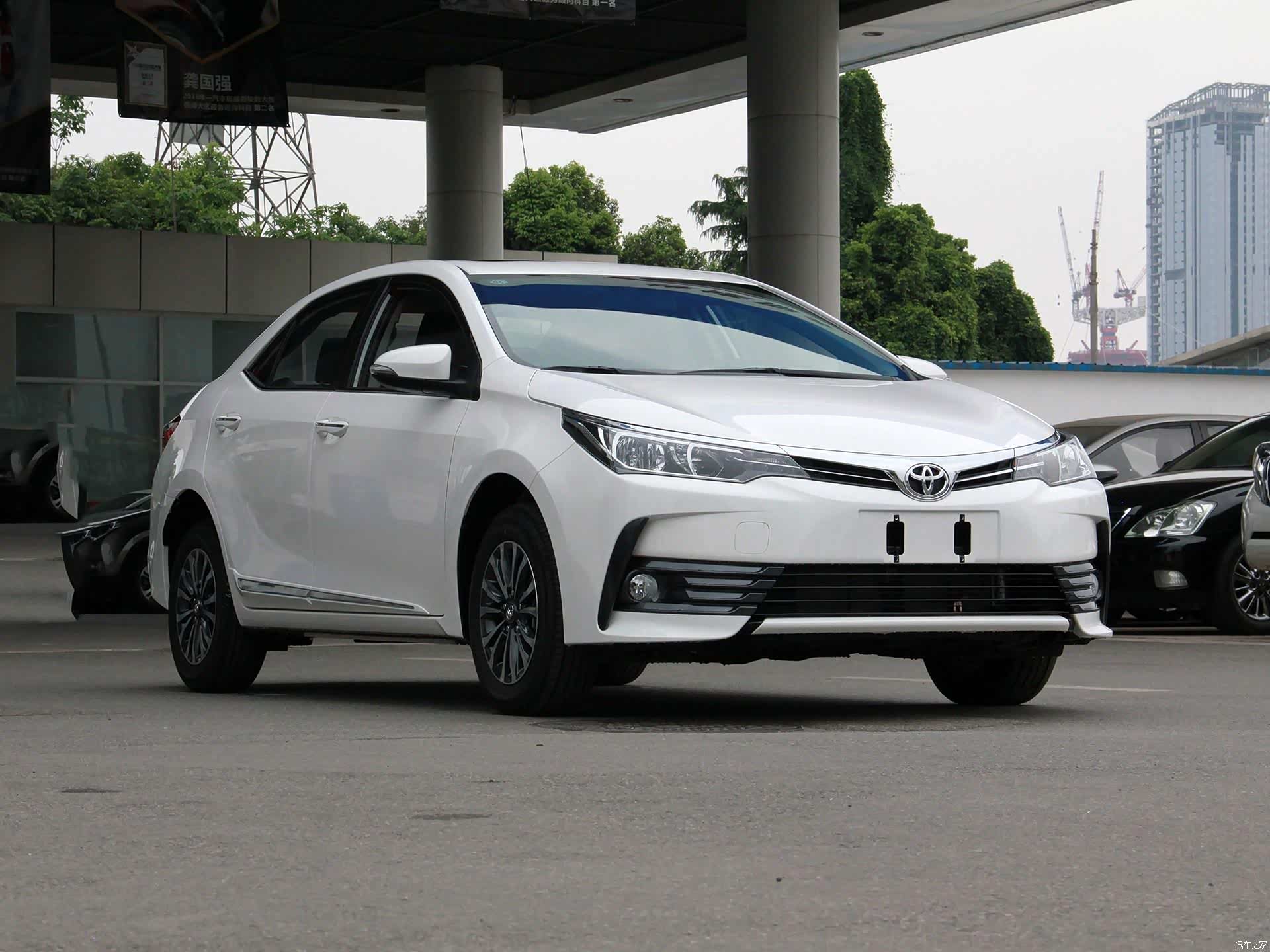 改款过后的卡罗拉1.2T侧面造型相当大气，看起来也非常和谐，配合15寸电镀轮毂缺少一些运动风格