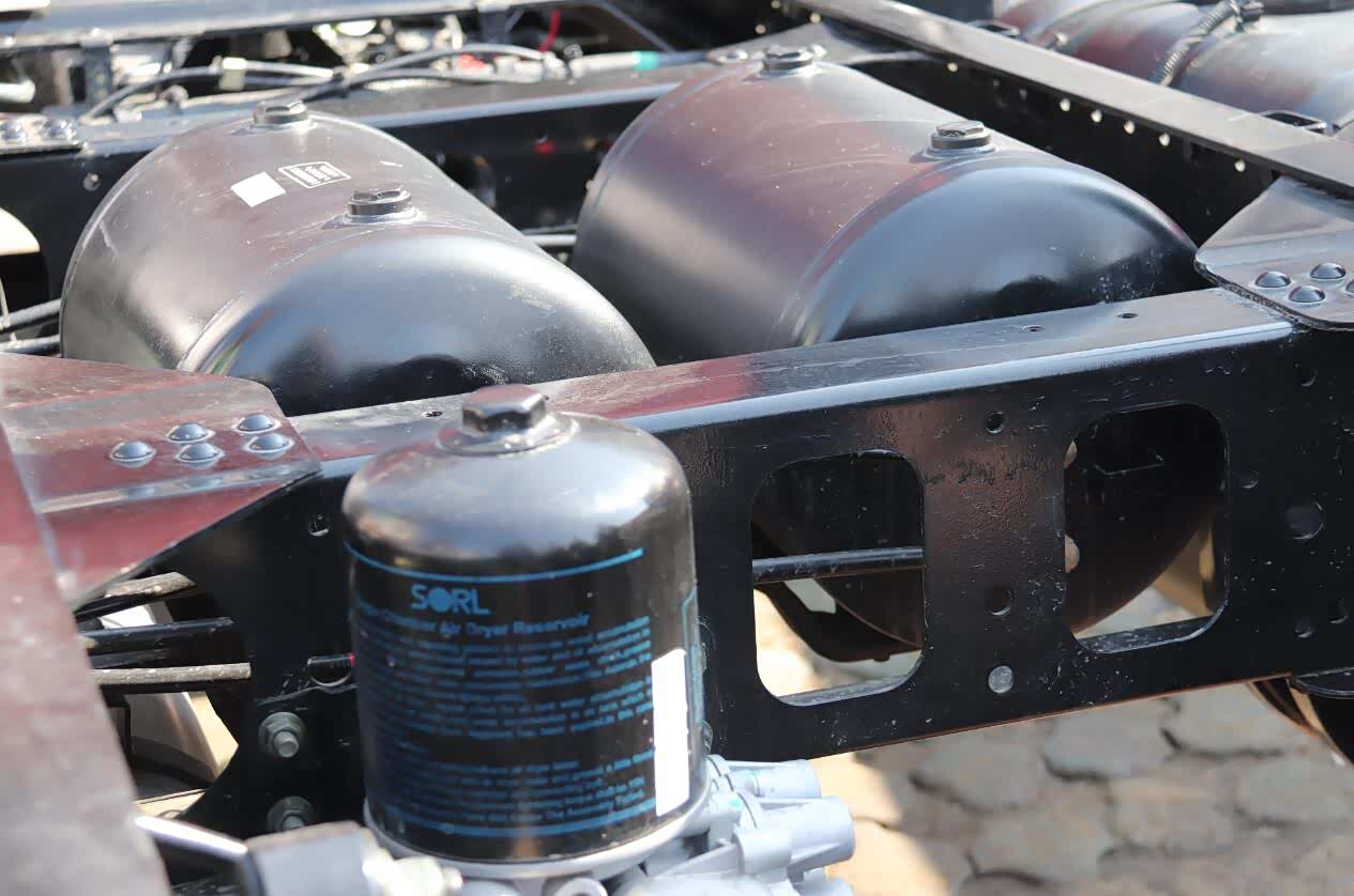 内置储气筒，为大梁两侧预留了改装空间