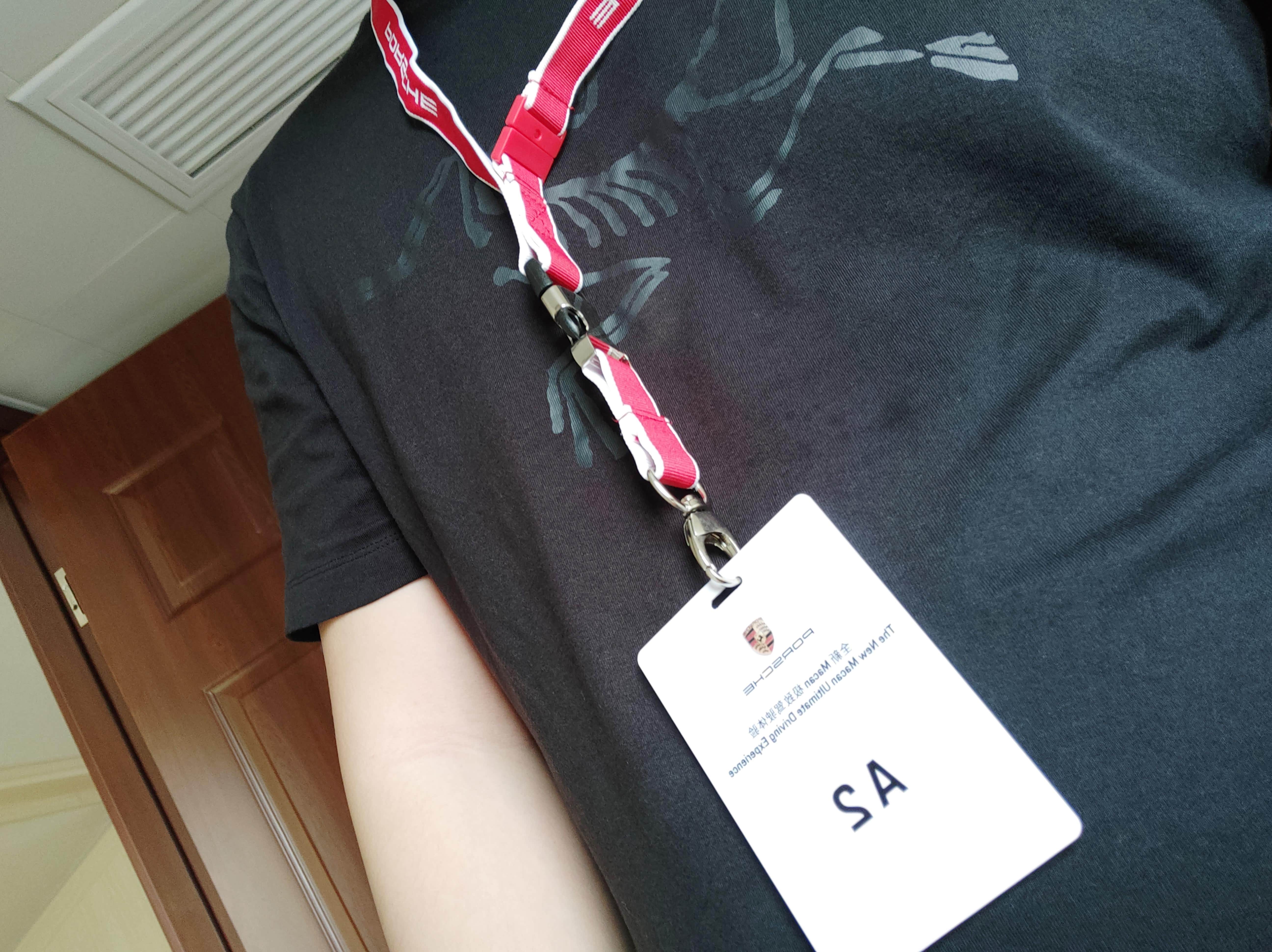 接下来就是签到，分发胸牌进行分组。porsche的胸牌挂绳的质量算是参加过活动里面最好的。