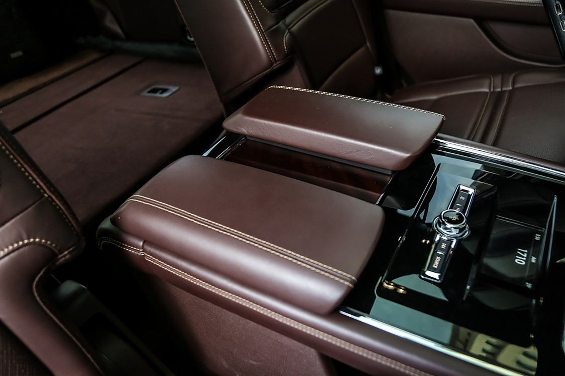 第二排座椅的中央扶手箱，只能整体打开是有些不便的