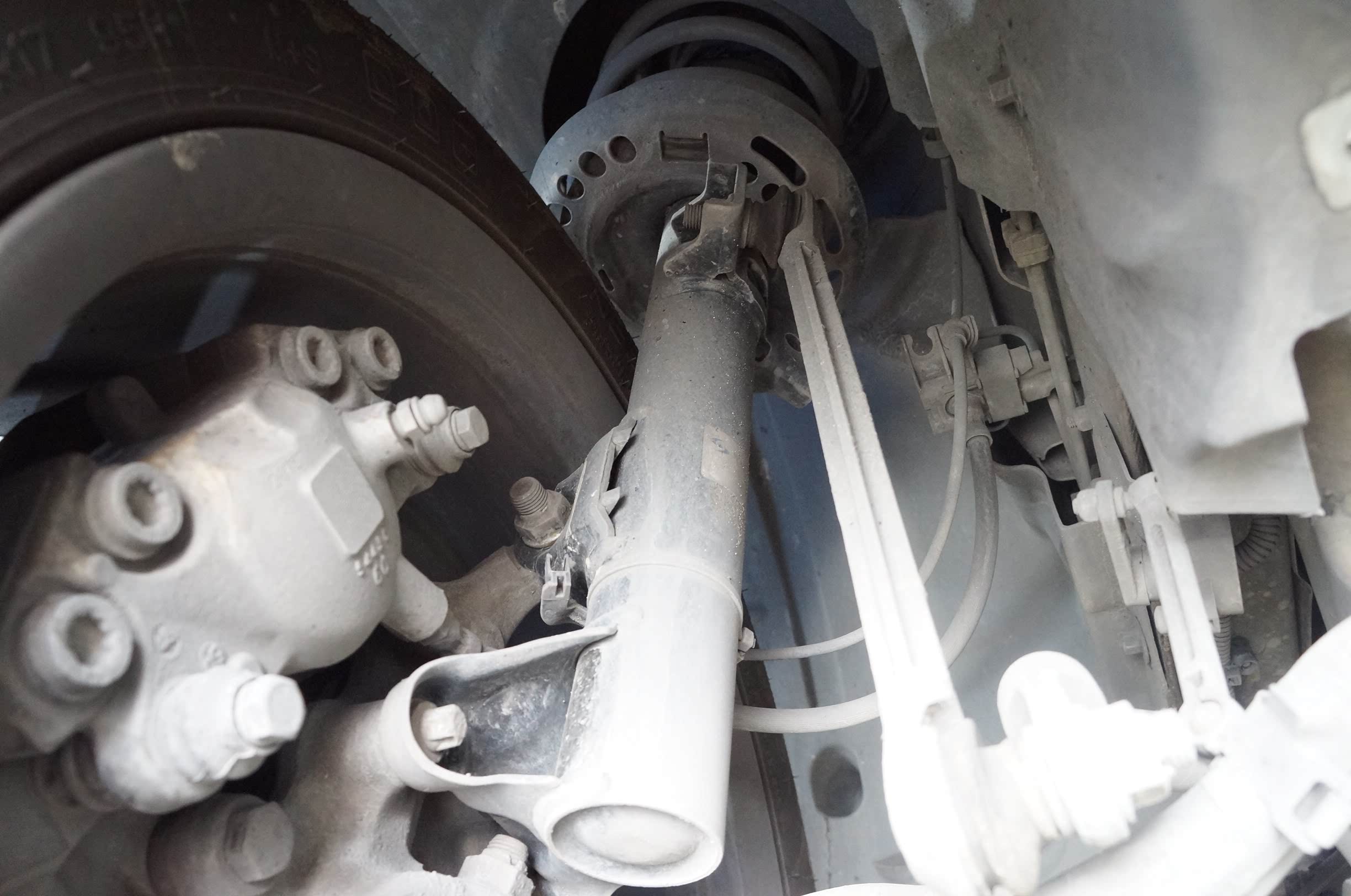 （上图是W212 E300的前悬架图片，比W211简单了不少，的确开起来就是差点意思）