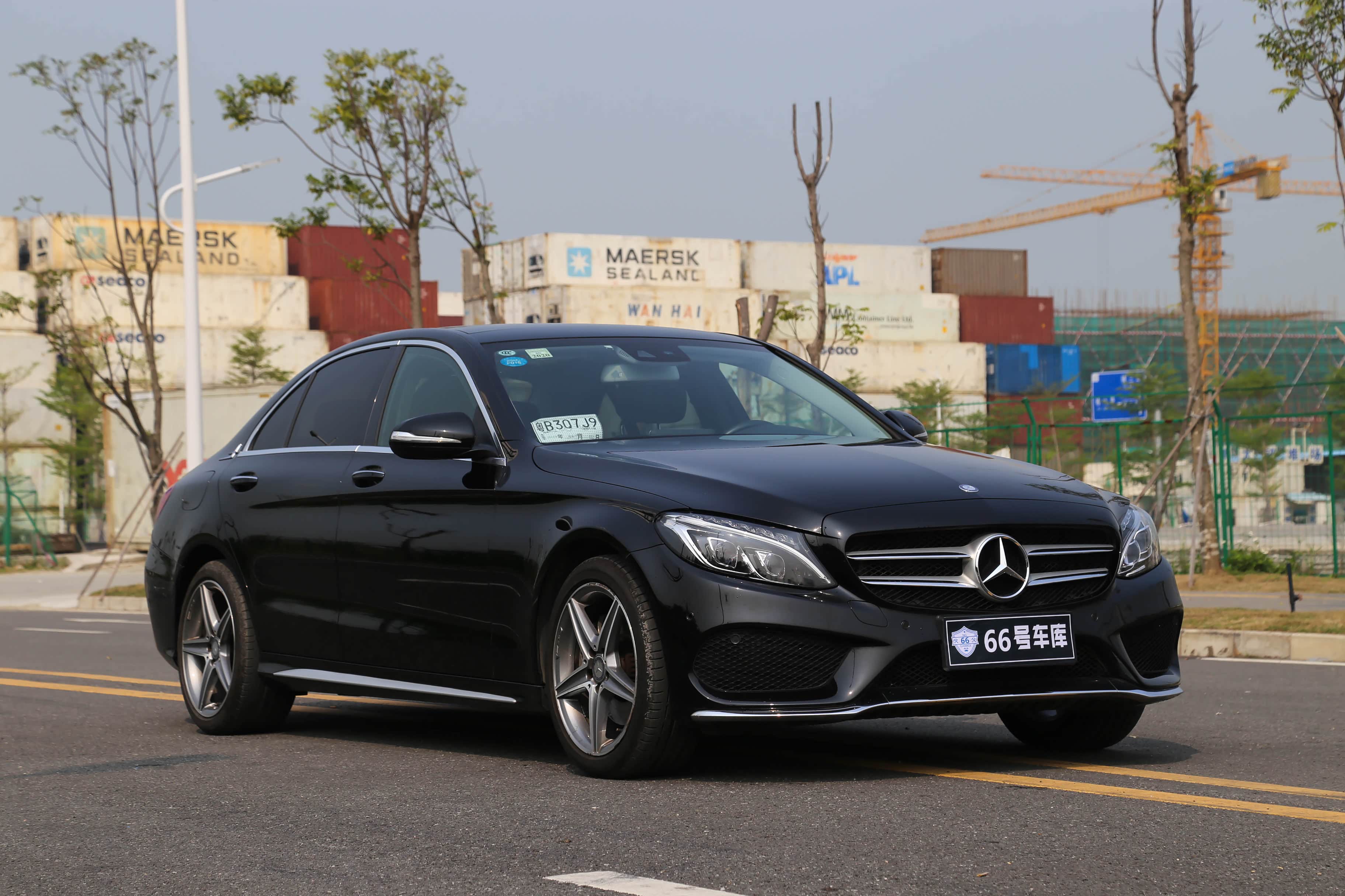 45度角在我看来永远是一台车最美的角度。黑色在这么多细节的衬托下也不再觉得单调！很有层次！