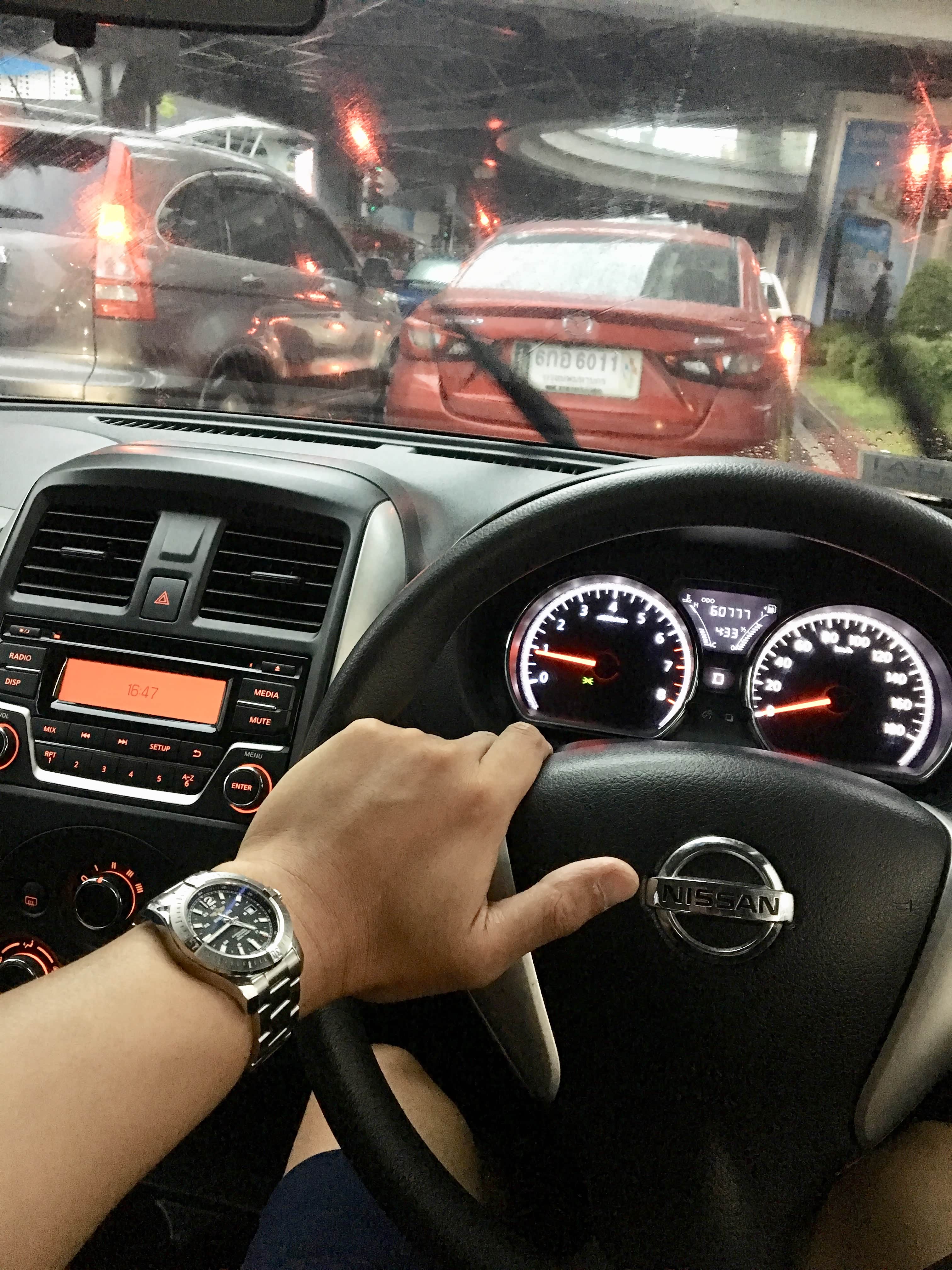 这张图就是准备右转打灯的时候，把雨刮开关打开了。初次接触右舵车，很容易犯这种操作错误。