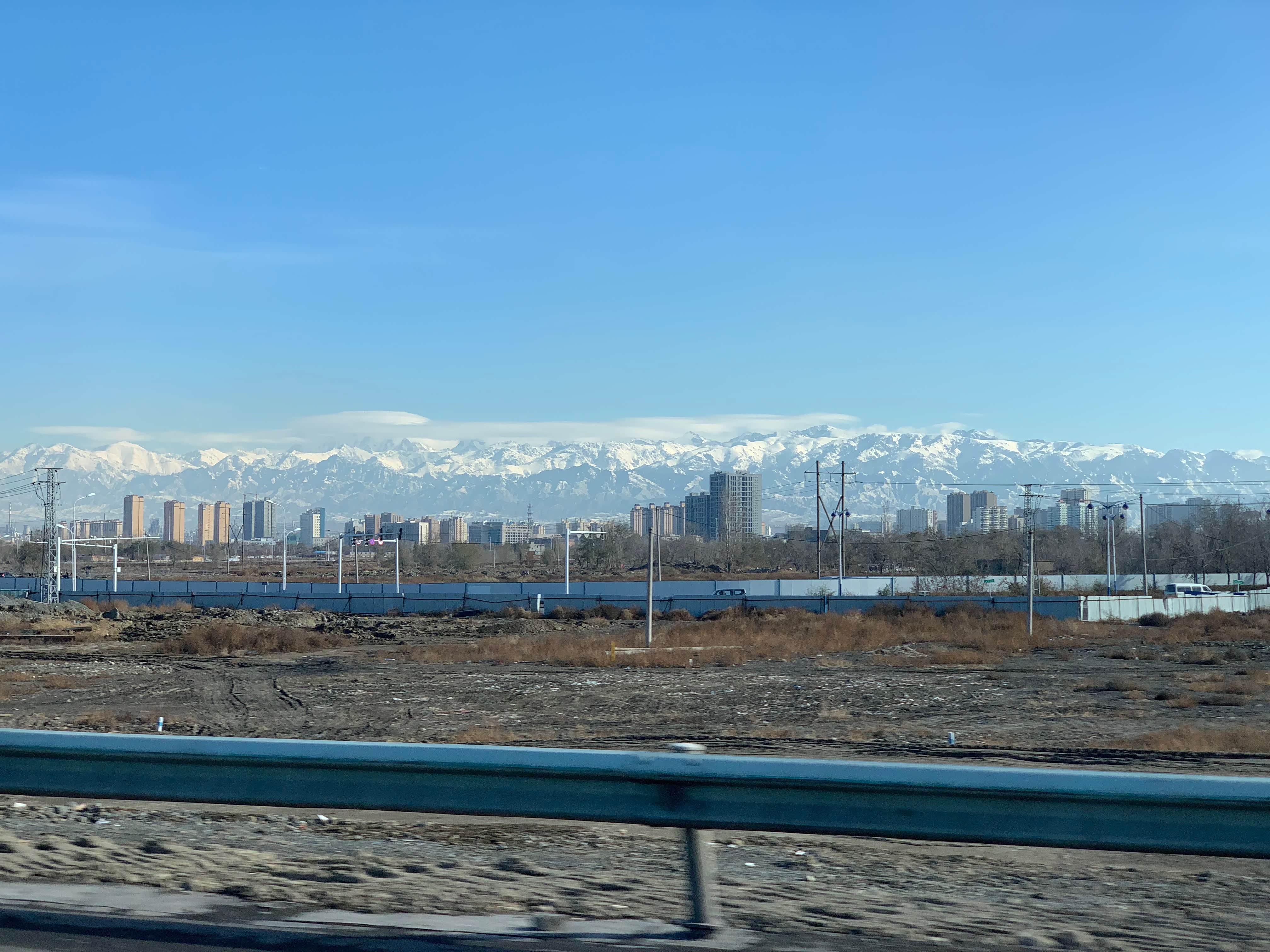 去往天池的路上，有天山为伴