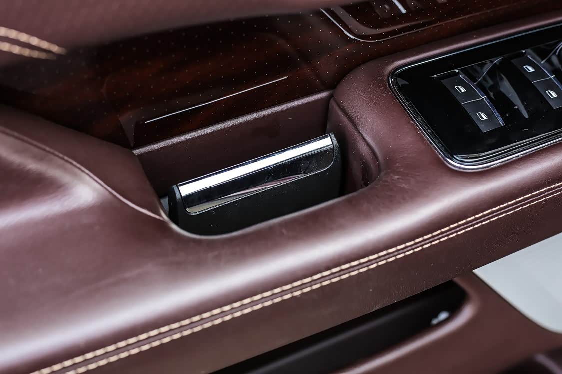 即使隐藏式车门拉手也没有忘记采用镀铬装饰