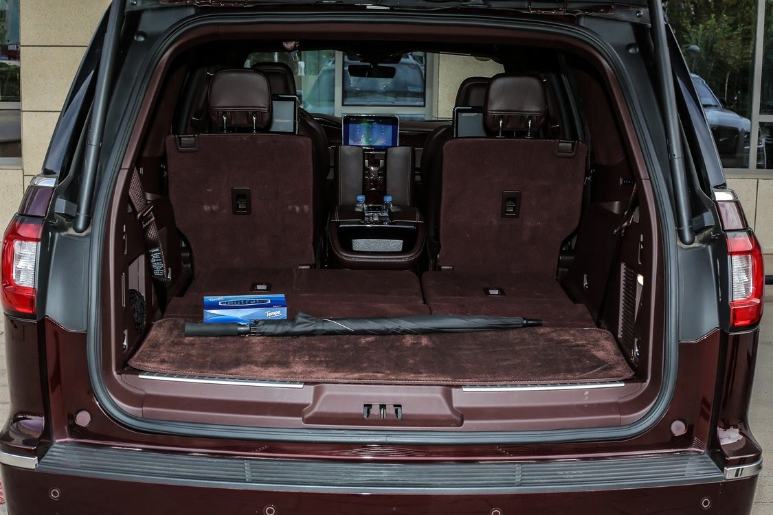 全新领航员放倒第三排的后备厢空间