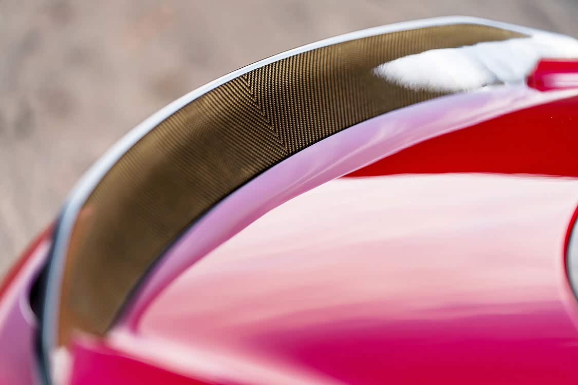 没有再使用升降的扰流板，而是使用黑色碳纤维扰流板，简单直接