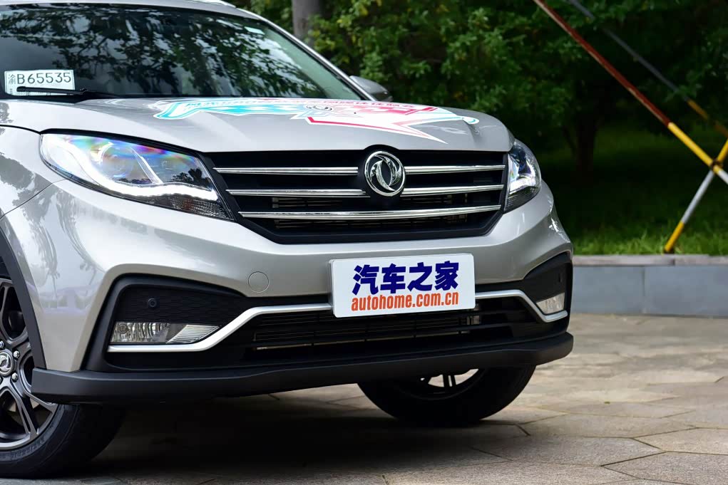 580的车头很厚重扎实，第一眼看起来都普普通通，但各个细节看起来很搭很舒服