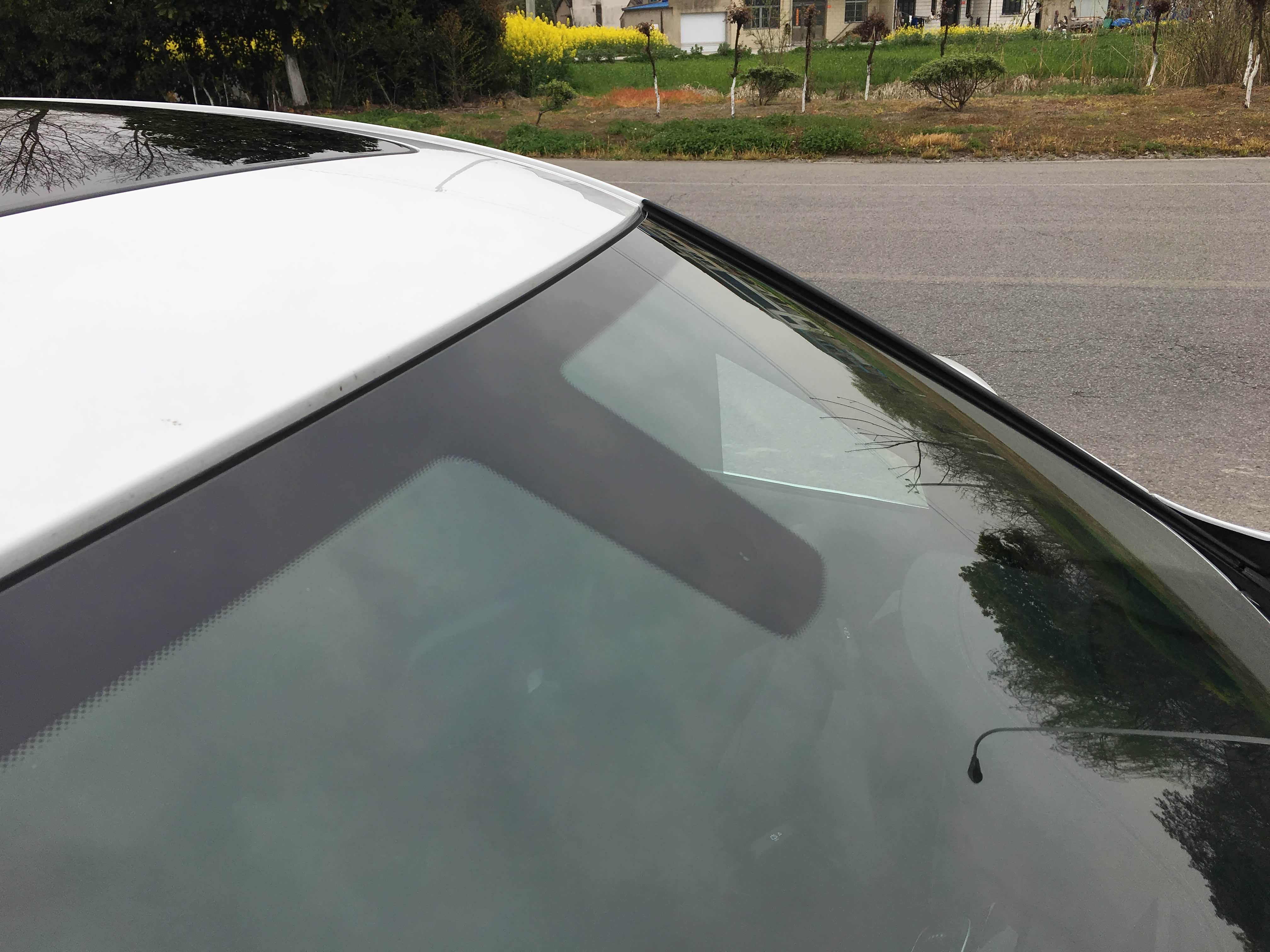 前档雨量感应区域吧，不过这个自动雨刷，咋说呢，有点神经，有时候明明小雨，但是狂刷