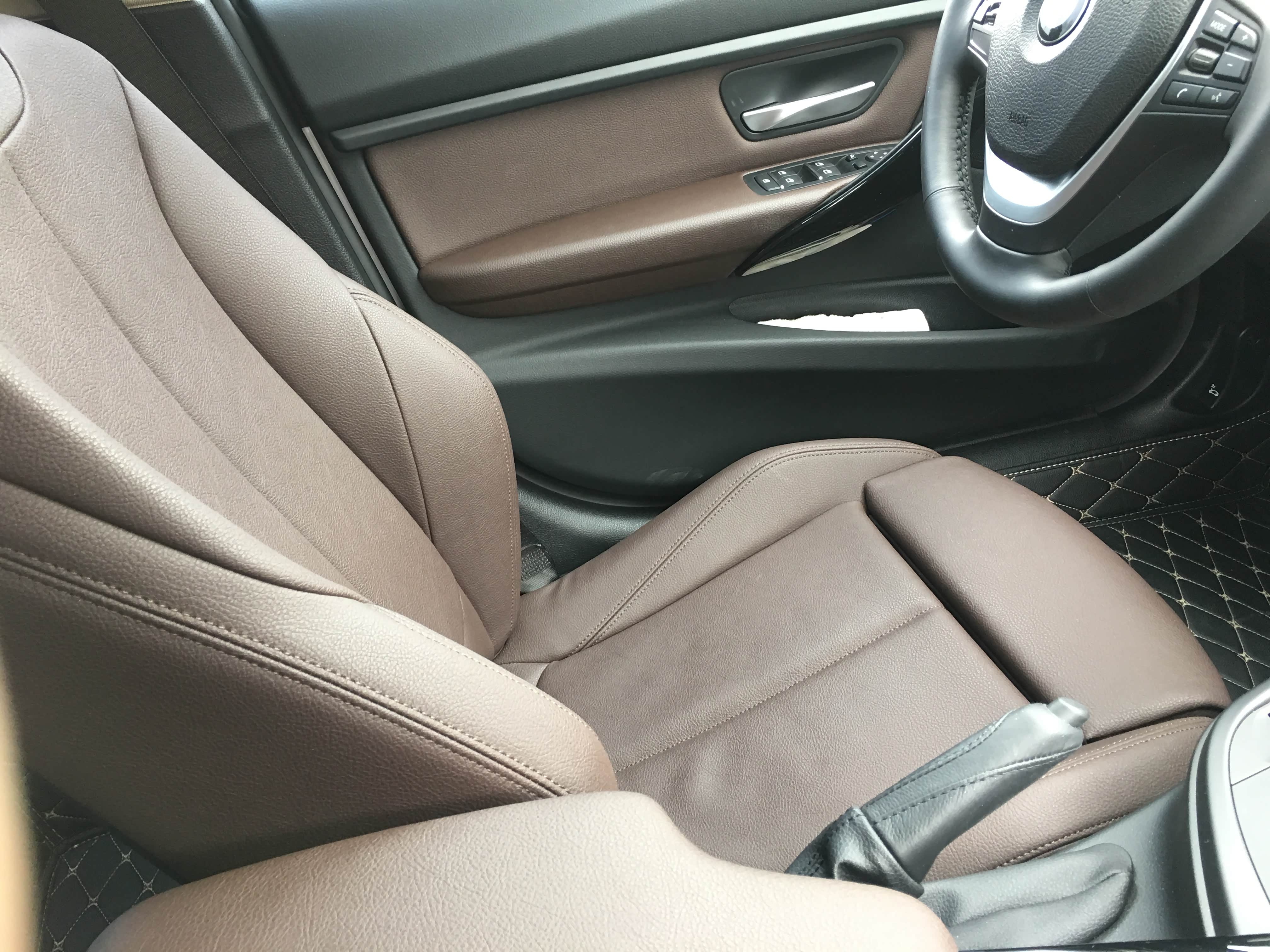 驾驶位座椅，腿托收紧，看屁股印子，反正我是挺担心这个使用年限的