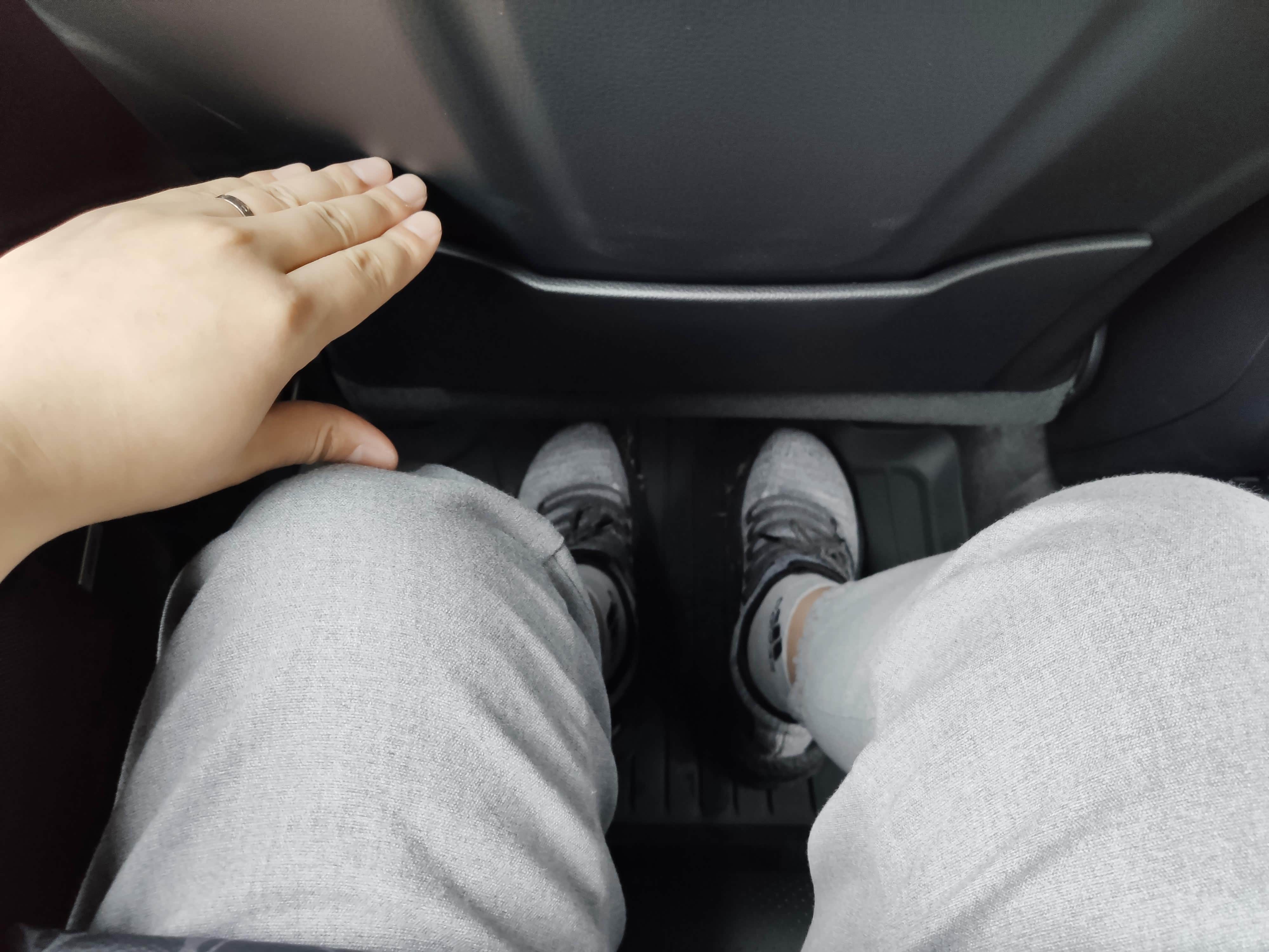 卡宴整体空间表现也优于上一代车型，前排按1.8米180斤肥宅体型调整好位子后，后排腿部空间表现挺好。