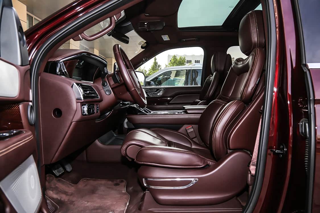 全新领航员的第一排空间