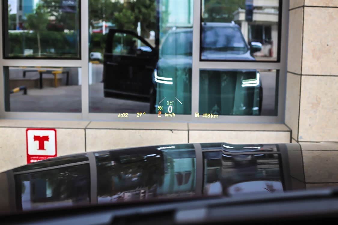 大尺寸 HUD 投影，可显示多样的内容，甚至包括温度和时间