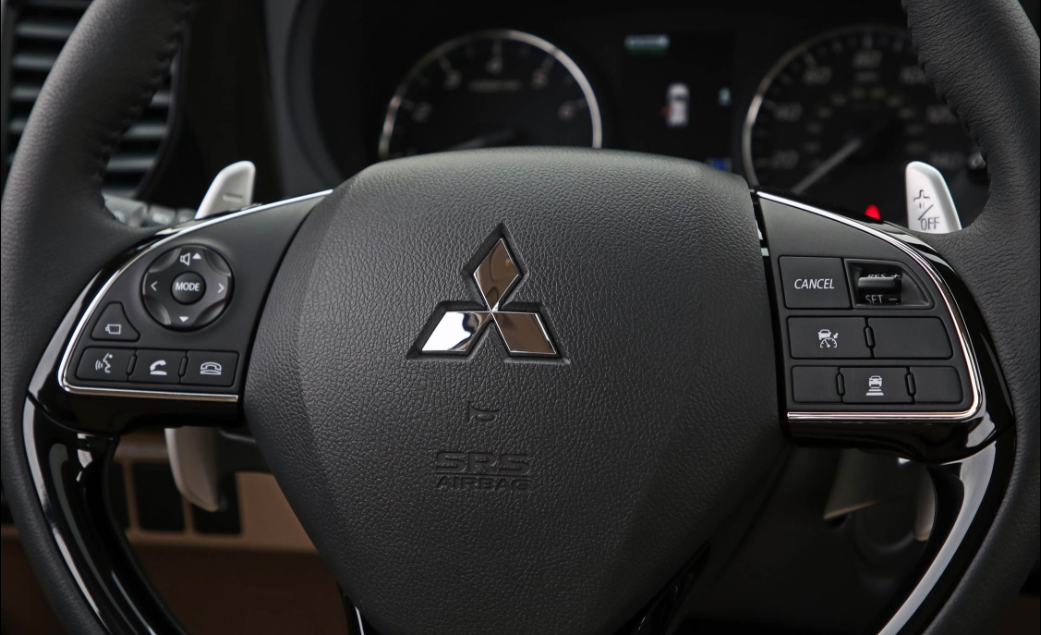 换挡拨片算是亮点