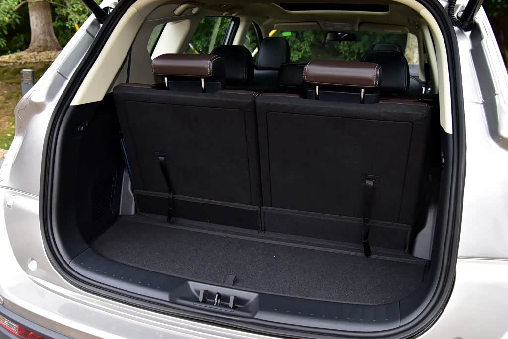 即使第三排在打开使用时，东风风光580的行李箱空间还是不错的，同样比很多7座SUV要好上很多