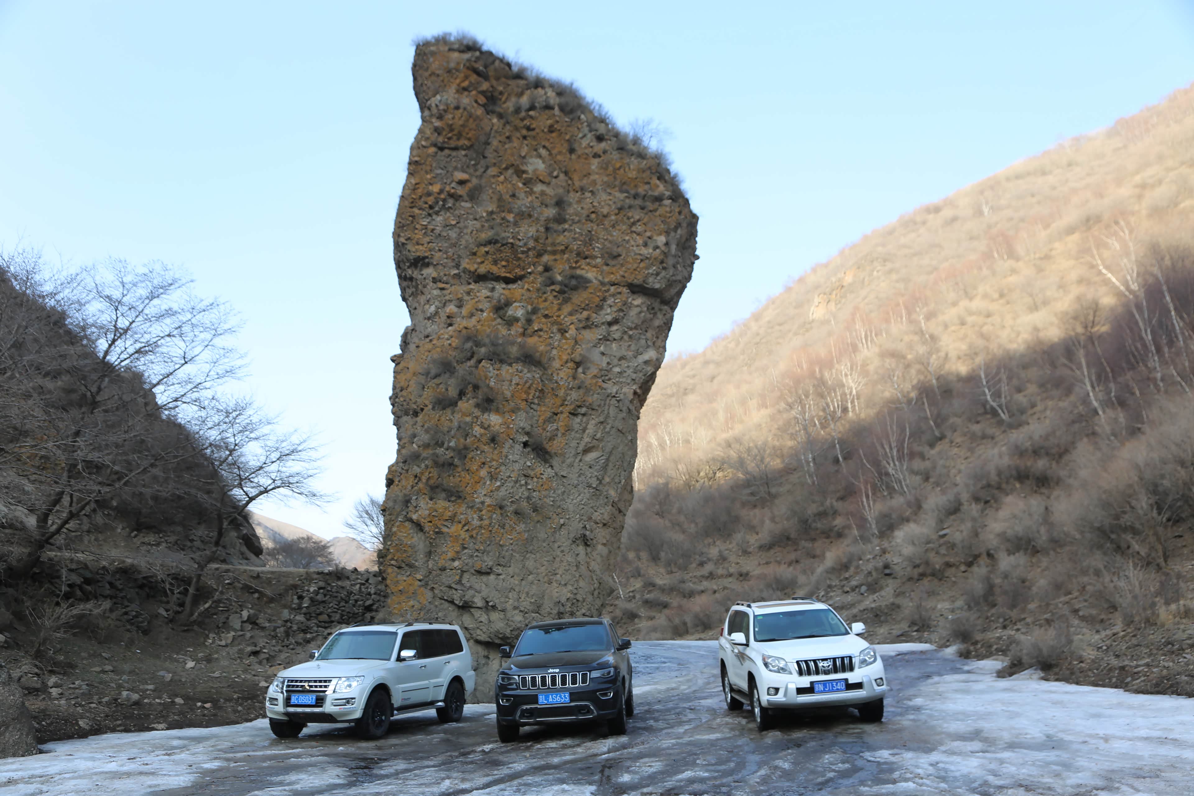 刚好是非承载结构、半承载结构和承载式结构硬派SUV的代表车型