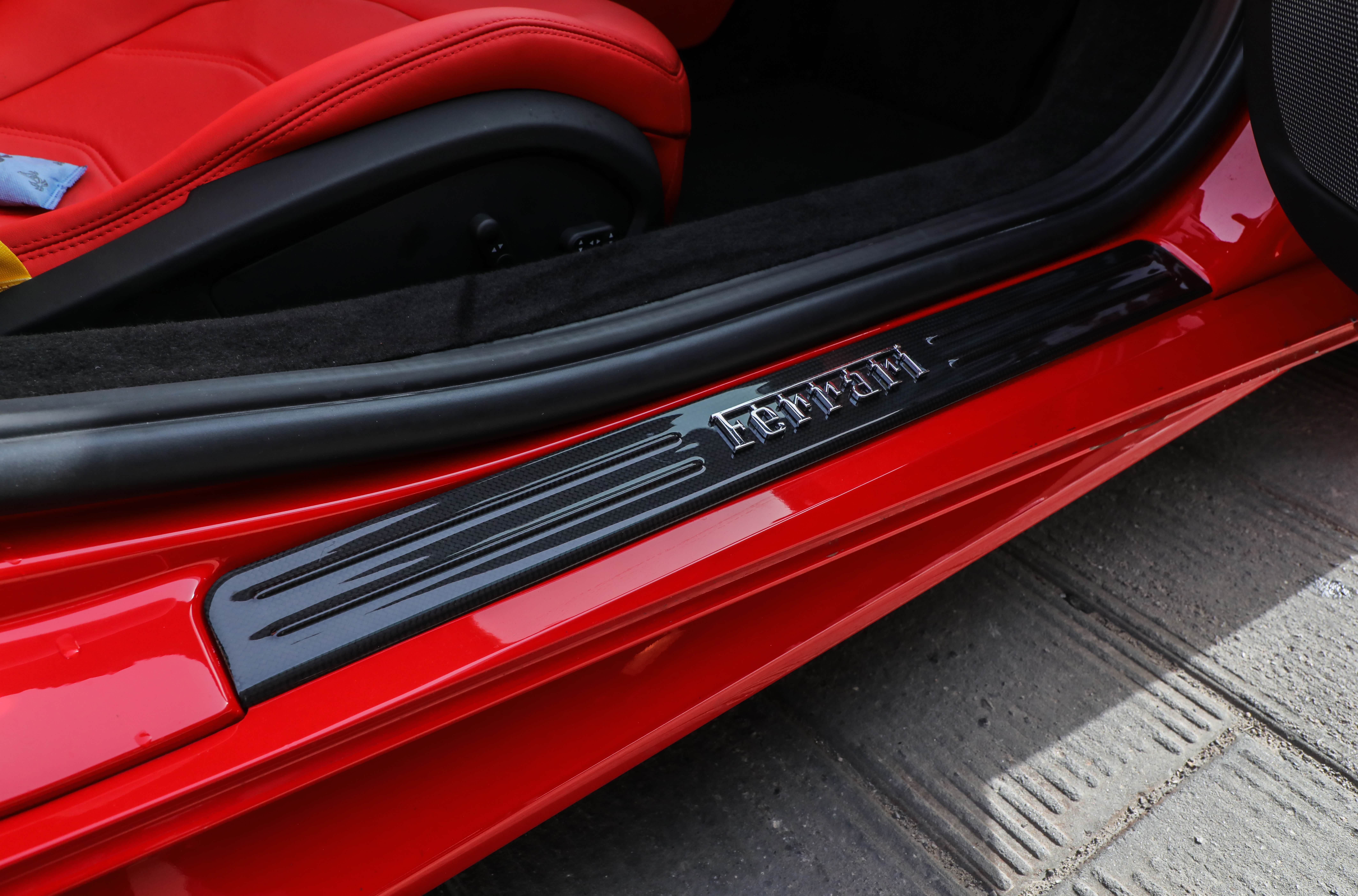 拉开车门就会看到碳纤维踏板已经换成了碳纤维的，都是原装对位安装