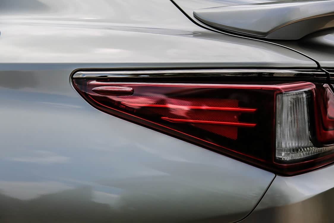 同样的部件出现在尾灯上