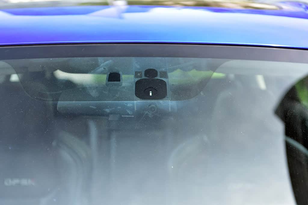 挡风玻璃上的这些雷达及摄像头说明580也是一款紧跟科技潮流的车型