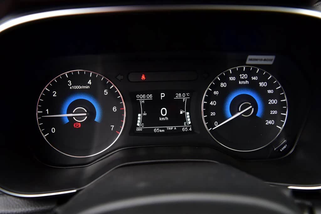 仪表盘也是传统指针式的，好在中央这个行车电脑显示屏信息很齐全，可惜显示界面有点小气