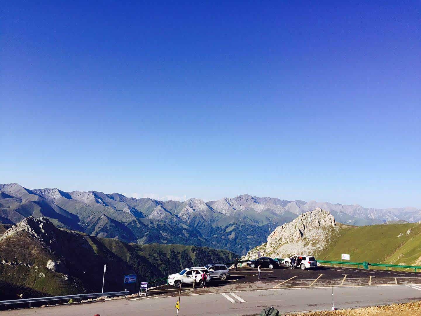 伊昭公路最惊险的路段，莫过于翻越海拔3475米的白石峰。