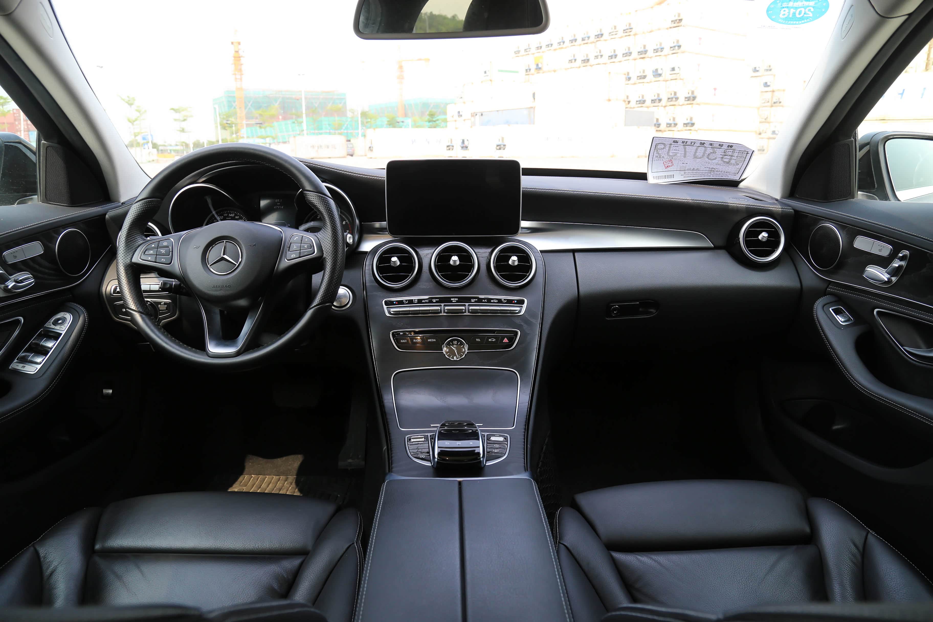 中控上的屏幕比C200L的屏幕要大不少（虽然不及E的贯穿式大液晶屏），更协调，更实用。