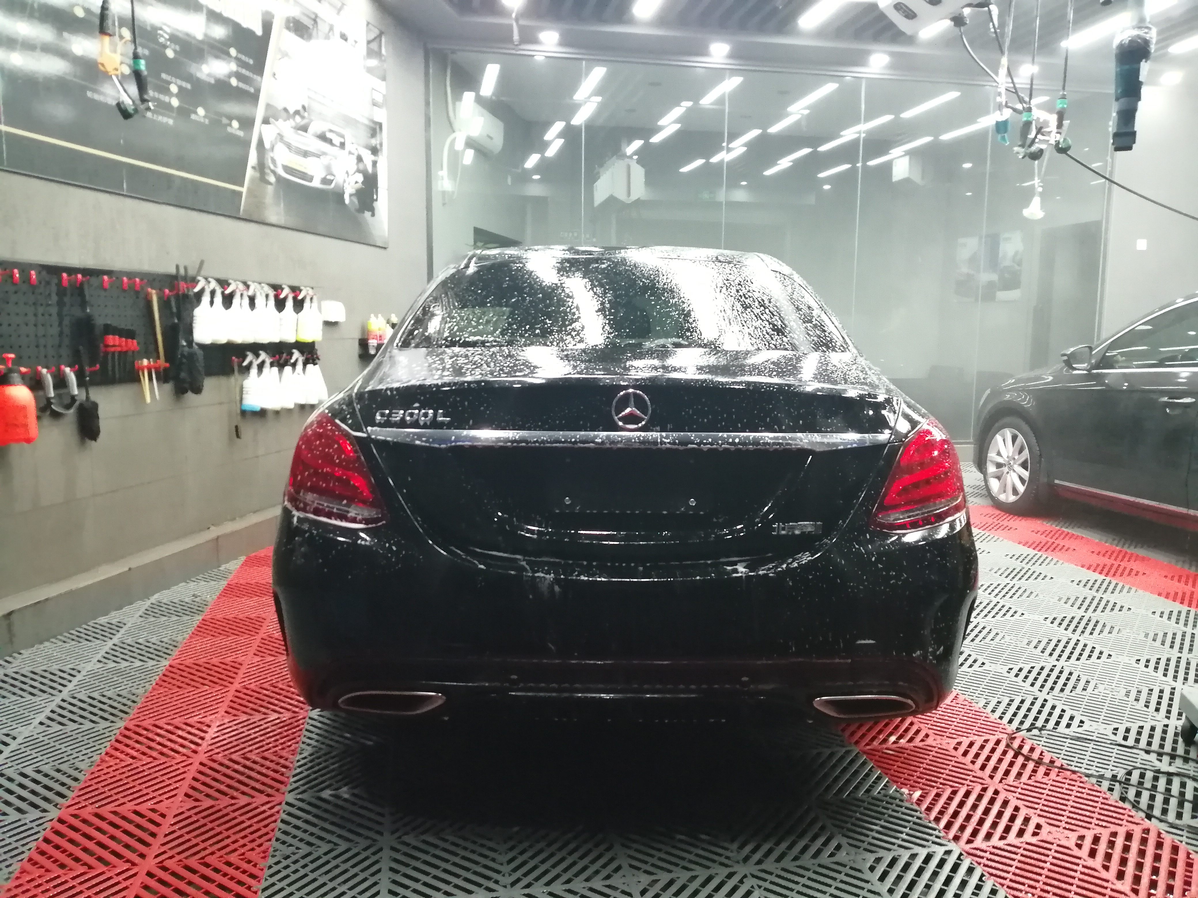 我也就看到了后面直入双眼的C300L字样。果然！这是高手！