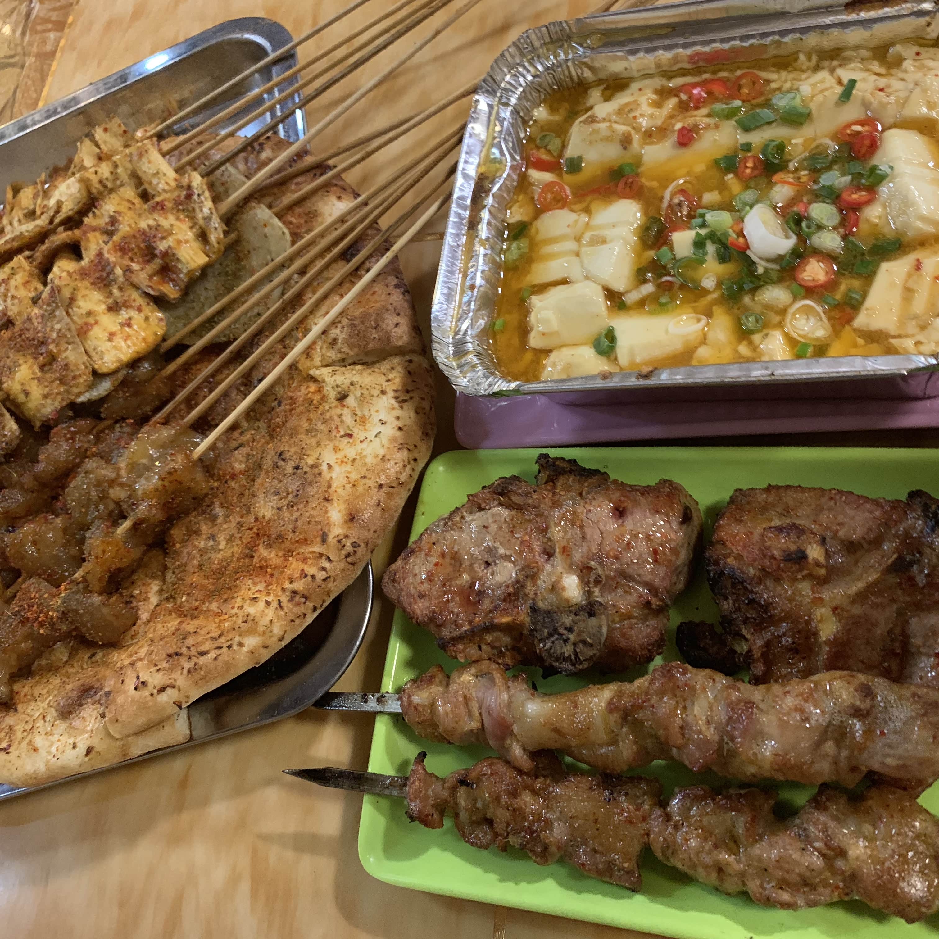 下了飞机赶紧吃顿烧烤压压惊，这锡纸豆腐是真辣真好吃啊！