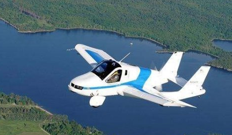 Terrafugia飞行汽车，搭配两个电机，最大300匹马力，飞行半径可以达到805km