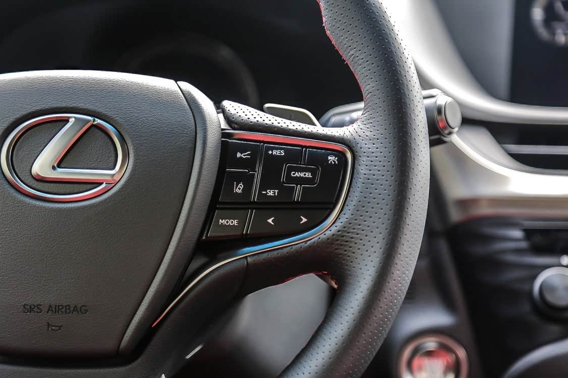 ES 260 F SPORT 方向盘的绝大部分外圈都应用了打孔工艺