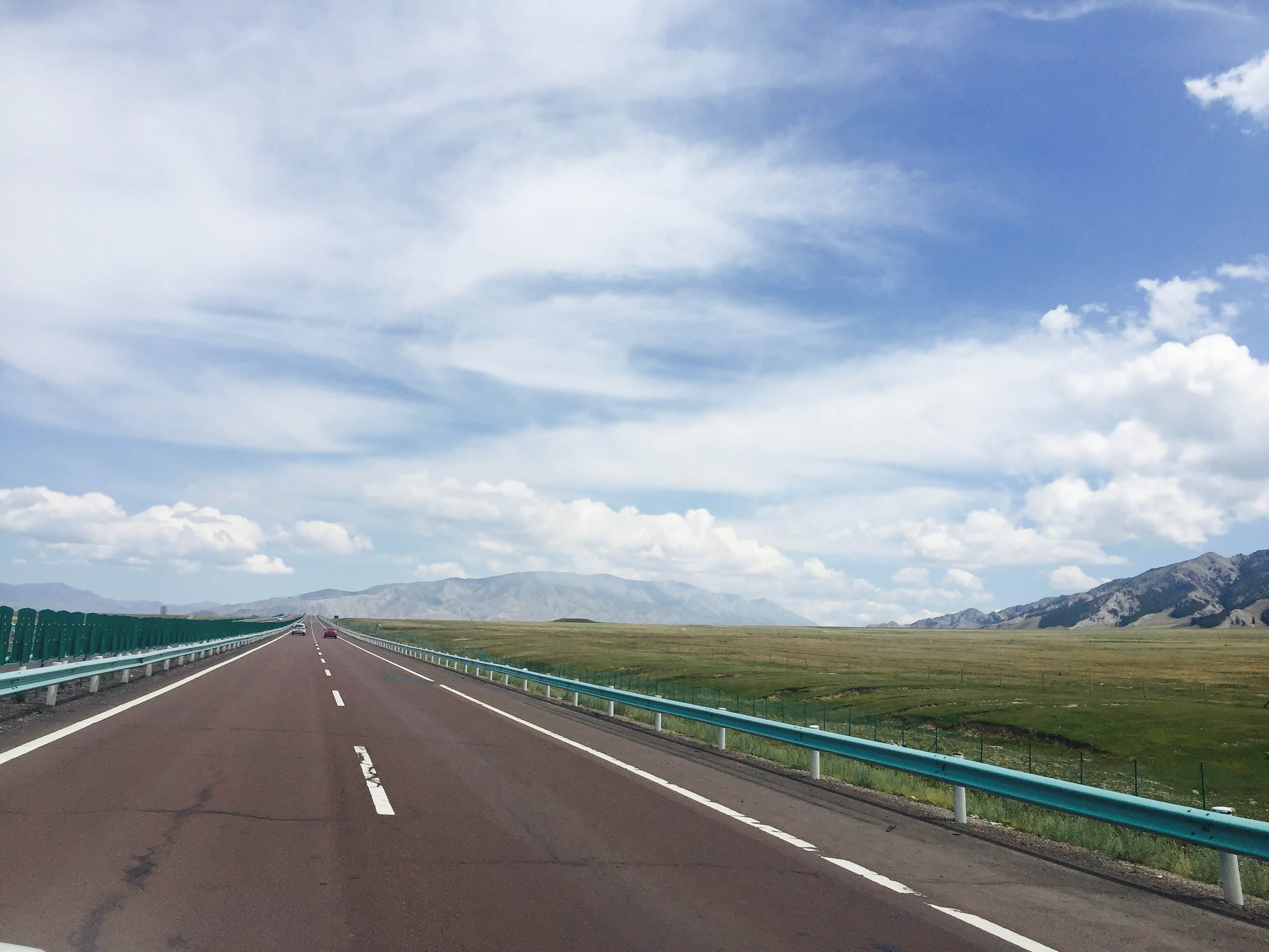 开了两天的山路，从赛里木湖驶入连霍高速，成了放马驰骋的最佳去处